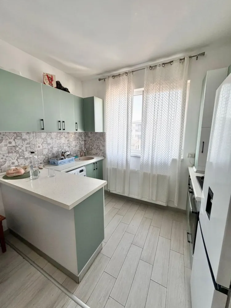 Apartament 2 camere mobilat Militari Residence - parcare proprie - **COMISION 0%**

Vă prezentăm un apartament cu 2 camere, situat în cartierul Militari Residence, pe strada Tineretului nr. 35 bis, într-o zonă accesibilă și bine dezvoltată.

Locuința este amplasată la etajul 4 din 7, oferind un echilibru ideal între confort și accesibilitate. Compartimentarea este practică, fiind potrivită atât pentru un cuplu, cât și pentru investiție.

Detalii proprietate:

* Apartament cu 2 camere
* Etaj 4 din 7
* Locație: strada Tineretului nr. 35 bis
* Compartimentare eficientă
* Loc de parcare privat inclus

Avantaje:

* Amplasare într-o zonă cu acces rapid la magazine, supermarketuri și alte facilități
* Apropiere de mijloacele de transport în comun
* Loc de parcare privat, oferind un plus de confort și siguranță
* Zonă în continuă dezvoltare, cu potențial bun pentru investiție

Apartamentul reprezintă o alegere practică pentru cei care caută o locuință bine poziționată, într-un cartier cu acces facil la toate punctele de interes.

Pentru mai multe detalii sau programarea unei vizionări, vă stăm la dispoziție.