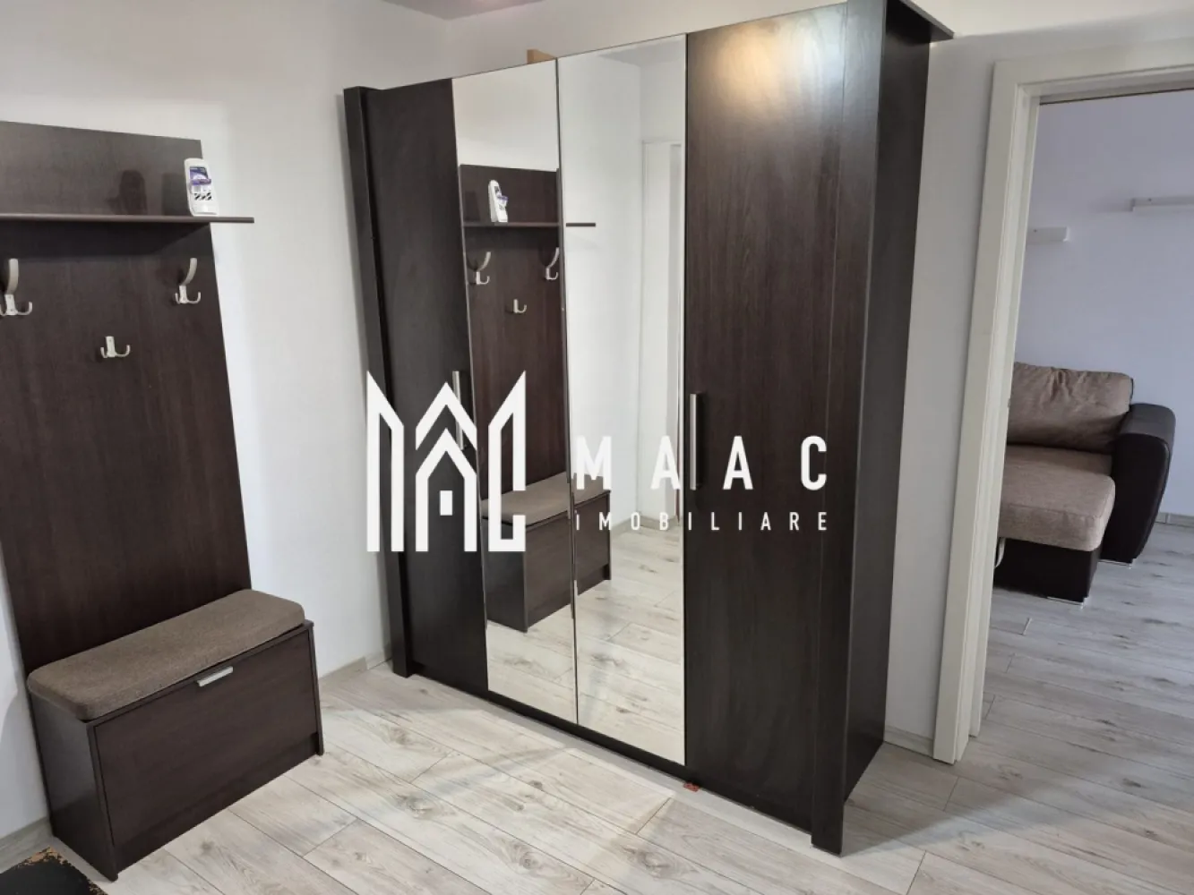 Apartament 2 camere | Balcon | Pivnita | 50 MPU | Ciresica - MAAC Imobiliare va prezinta un apartament cu 2 camere decomandat - Cireșica. Caracteristici generale: Suprafață utilă de 50 mp Compartimentare decomandată Proaspăt zugrăvit martie 2025 Se vinde complet mobilat și utilat, exact ca în poze. Compartimentare: Living, dormitor luminos, bucătărie separată, complet mobilată și echipată, hol de acces, baie cu cadă, balcon închis cu termopan. Dotări și finisaje: Centrală termică proprie cu calorifere Ferestre termopan Pivniță de 10 mp, zugrăvită și cu podea vopsea acrilică. Localizare: Loc de joacă chiar la ieșirea din casa scării La doar 2 minute de stația Tursib Situat la câteva minute de Mall Selimbar, magazine alimentare și supermarketuri Grădiniță și școală aflate în apropiere Foarte aproape de Piața Rahovei. Pentru mai multe detalii precizati telefonic ca ati vazut anuntul cu ID: CP2464372 }}