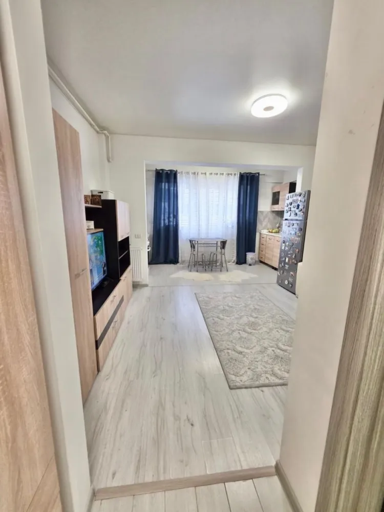 Garsoniera cartier Militari Residence - mobilata/utilata - **COMISION 0%**

Vă propunem spre vânzare o garsonieră modernă, complet mobilată și utilată, situată în cartierul Militari Residence, în cadrul complexului Pollux Residence – o alegere ideală atât pentru locuit, cât și pentru investiție.

Locuința este amplasată la etajul 3 din 8, într-un imobil construit recent, și beneficiază de o compartimentare eficientă, oferind un spațiu confortabil și bine organizat. Garsoniera se vinde exact ca în fotografii, fiind dotată cu mobilier modern și electrocasnice funcționale, gata pentru mutare imediată, fără investiții suplimentare.

Interiorul este luminos, cu finisaje de calitate, iar zona de locuit este optimizată pentru a oferi atât confort, cât și funcționalitate. Bucătăria este complet echipată, iar baia este amenajată modern.

Complexul Pollux Residence este bine poziționat, cu acces facil către mijloace de transport, centre comerciale, supermarketuri, restaurante și alte puncte de interes din zonă.

Disponibilă imediat – mutare rapidă, fără bătăi de cap.

Pentru mai multe detalii sau programarea unei vizionări, nu ezitați să ne contactați.