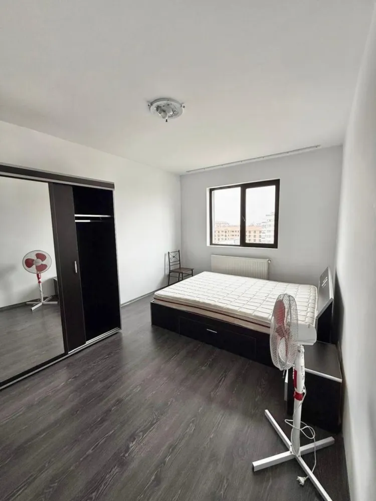 Apartament 3 camere Militari Residence mobilat si utilat - Vă prezentăm un apartament cu 3 camere, decomandat, situat pe strada Rezervelor nr. 79, în cartierul Militari Residence, chiar lângă Lidl – o locație excelentă pentru confortul zilnic 

Situat la etajul 6 din 7, apartamentul oferă o priveliște plăcută și multă lumină naturală, fiind ideal pentru o familie care își dorește spațiu și funcționalitate 

Detalii proprietate:
• 3 camere spațioase 
• 2 băi 
• Compartimentare decomandată – eficiență și intimitate 
• Etaj 6 din 7
• Locație: strada Rezervelor 79, lângă Lidl 

Avantaje:
• Acces imediat la supermarket (Lidl), restaurante și alte facilități 
• Aproape de mijloace de transport în comun 
• Zonă dezvoltată, ideală pentru locuit sau investiție 
• Spațiu generos, potrivit pentru familie 

Un apartament echilibrat, bine poziționat, care îți oferă tot ce ai nevoie pentru un stil de viață confortabil 

Pentru mai multe detalii sau programarea unei vizionări, sună acum