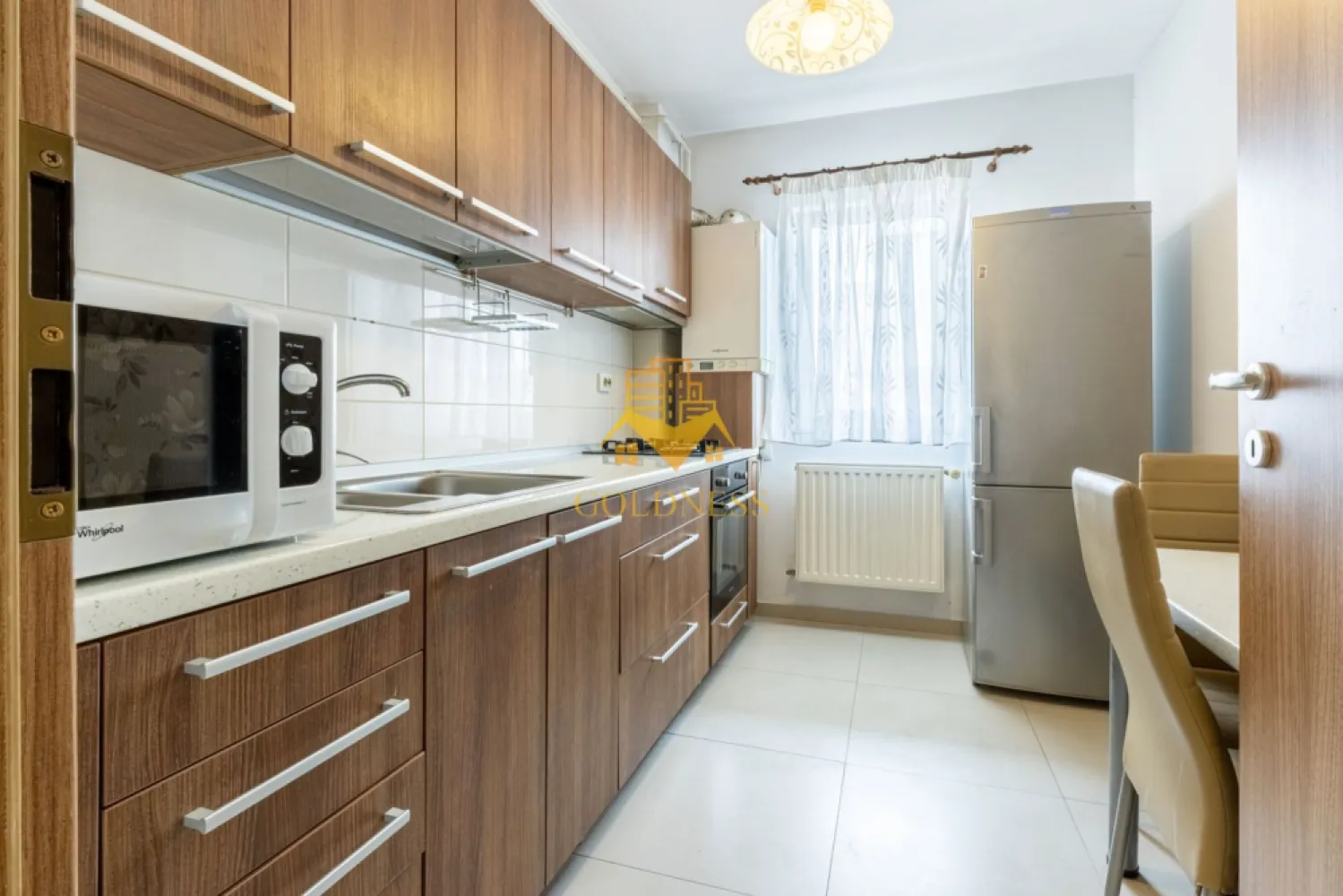 2 camere, modern, garaj, bloc nou,Buna Ziua, Bonjour Residence, Sophia - GOLDNESS Imobiliare vă propune spre închiriere un apartament cu 2 camere complet mobilat și utilat, la etajul 2 într-un imobil de 8 etaje, în Cartierul Buna ZIua.
Dispune de loc de parcare exterioara!
Se află în apropierea stațiilor de transport în comun, magazine, restaurante, spații verzi, farmacii, etc. 

Apartamentul este compartimentat astfel:
 - dormitor cu pat matrimonial, noptiere, spatiu pentru depozitare
 - living cu canapea exntesibila, spatiu pentru depozitare, TV, dressing
 - bucatarie complet mobilata, utilata, loc de luat masa
 - baie cu cada, calorifer port prosop și dulap pentru depozitare.
 - terasa de 12 mp.

Imobilul este dotat cu toate cele necesare- centrală proprie, mașină de spălat haine, frigider, plită electrică, hotă, etc. 

Dacă sunteți interesați de acest apartament și doriți să îl vizionați, dar și pentru alte oferte nu ezitați să ne contactați telefonic sau prin e-mail. Vă stăm la dispoziție!
Pentru intermediere se percepe un comision de 50% din prețul chiriei!