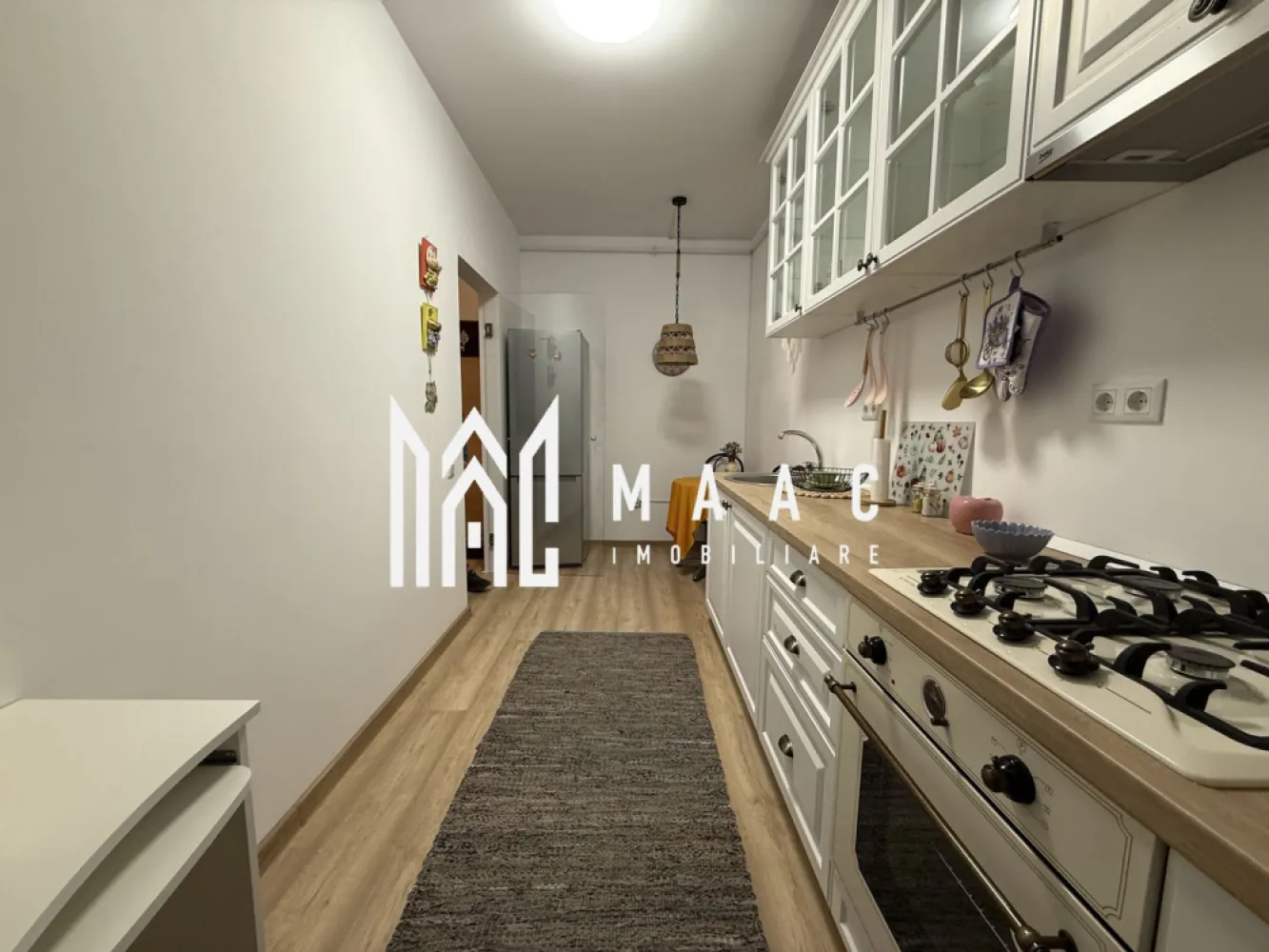 Apartament 1 camera | Etajul 2 | Balcon | Stefan cel Mare - MAAC Imobiliare va prezinta un apartament cu 1 cameră decomandat - Ștefan cel Mare. Caracteristici generale: Suprafață utilă de 40 mp Balcon de 12 mp Compartimentare decomandată Construcție finalizată în decembrie 2021 Compartimentare și dotări: Cameră mobilată complet, dotată cu TV cu ecran plat și aer condiționat Bucătărie separată, echipată cu mobilier la comandă, plită electrică, cuptor pe gaz și combină frigorifică Baie, prevăzută cu cabină de duș, gresie și faianță, chiuvetă, WC, mașină de spălat rufe și corpuri de iluminat Balcon mare, oferind un spațiu suplimentar util și vizibilitate către locul de parcare privat. Confort și siguranță: Centrală termică proprie cu încălzire prin pardoseală Ferestre termopan și ușă metalică Interfon Lift Localizare și facilități: Situat pe strada Ștefan cel Mare, cu acces facil spre Daia, Agnita și autostradă Acces rapid către oraș prin Vasile Aaron și zona Industrială Henri Coandă Magazin Profi la doar 3 minute Ansamblu rezidențial nou, cu alei pavate, spații verzi amenajate Loc de parcare privat inclus, vizibil direct din balcon. Pentru mai multe detalii precizati telefonic ca ati vazut anuntul cu ID: CP2464288 }}