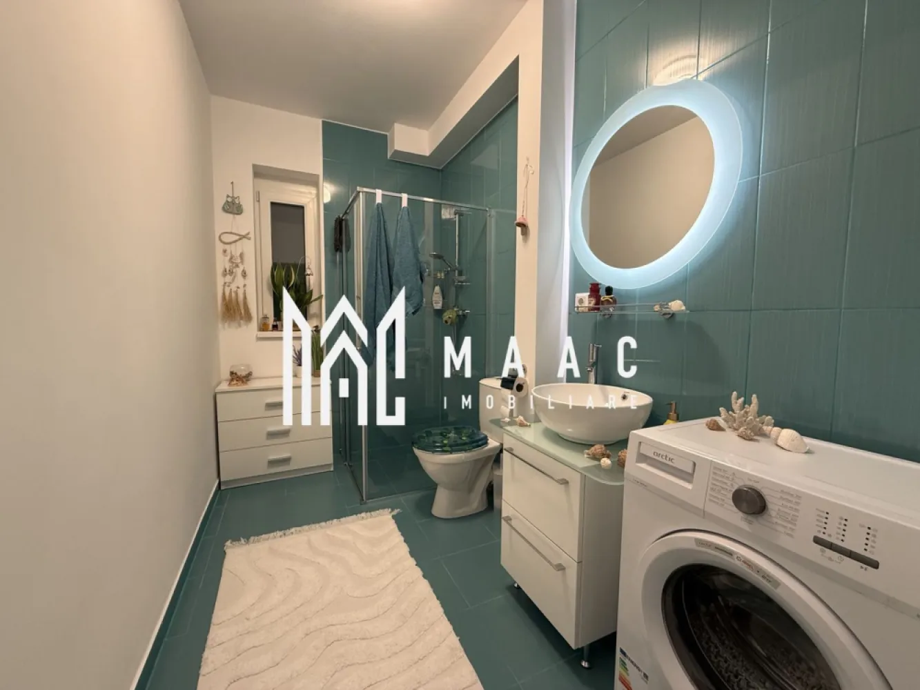 Apartament 1 camera | Etajul 2 | Balcon | Stefan cel Mare - MAAC Imobiliare va prezinta un apartament cu 1 cameră decomandat - Ștefan cel Mare. Caracteristici generale: Suprafață utilă de 40 mp Balcon de 12 mp Compartimentare decomandată Construcție finalizată în decembrie 2021 Compartimentare și dotări: Cameră mobilată complet, dotată cu TV cu ecran plat și aer condiționat Bucătărie separată, echipată cu mobilier la comandă, plită electrică, cuptor pe gaz și combină frigorifică Baie, prevăzută cu cabină de duș, gresie și faianță, chiuvetă, WC, mașină de spălat rufe și corpuri de iluminat Balcon mare, oferind un spațiu suplimentar util și vizibilitate către locul de parcare privat. Confort și siguranță: Centrală termică proprie cu încălzire prin pardoseală Ferestre termopan și ușă metalică Interfon Lift Localizare și facilități: Situat pe strada Ștefan cel Mare, cu acces facil spre Daia, Agnita și autostradă Acces rapid către oraș prin Vasile Aaron și zona Industrială Henri Coandă Magazin Profi la doar 3 minute Ansamblu rezidențial nou, cu alei pavate, spații verzi amenajate Loc de parcare privat inclus, vizibil direct din balcon. Pentru mai multe detalii precizati telefonic ca ati vazut anuntul cu ID: CP2464288 }}