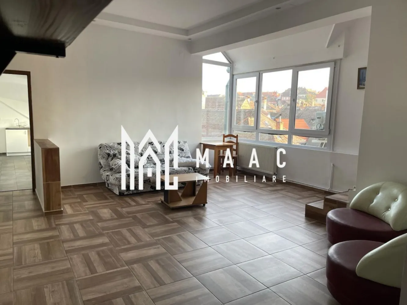 Casa individuala | 330mp utili | Ultracentral - MAAC Imobiliare va prezinta o casa cu suprafata utila de 330 mp in zona Ultracentrala a Sibiului.

Casa este compartimentata astfel:
Parter: 4 garsoniere
Etaj 1: 3 garsoniere
Etaj 2 + mansarda: 1 apartament cu 3 camere, 3 bai, living, bucatarie si baie.

Pozitionare casei este foarte buna pentru investitie, fiind in inima orasului, in apropierea tuturor punctelor de interes comun.

Pentru mai multe detalii, precizati telefonic ca ati vizionat anuntul cu ID: CP1970287.