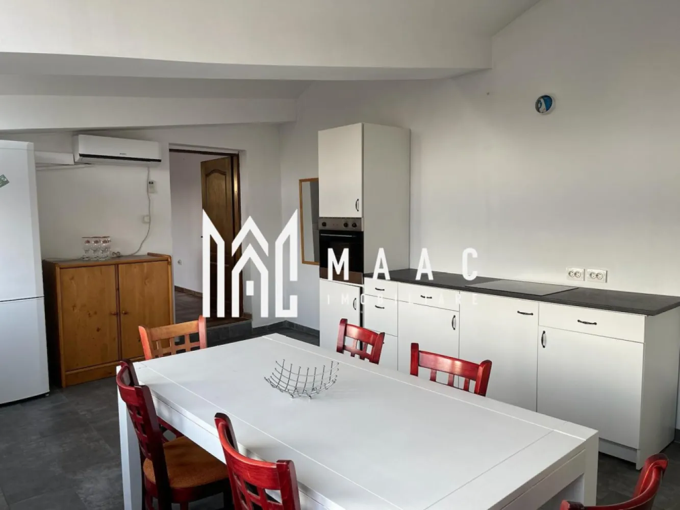 Casa individuala | 330mp utili | Ultracentral - MAAC Imobiliare va prezinta o casa cu suprafata utila de 330 mp in zona Ultracentrala a Sibiului.

Casa este compartimentata astfel:
Parter: 4 garsoniere
Etaj 1: 3 garsoniere
Etaj 2 + mansarda: 1 apartament cu 3 camere, 3 bai, living, bucatarie si baie.

Pozitionare casei este foarte buna pentru investitie, fiind in inima orasului, in apropierea tuturor punctelor de interes comun.

Pentru mai multe detalii, precizati telefonic ca ati vizionat anuntul cu ID: CP1970287.