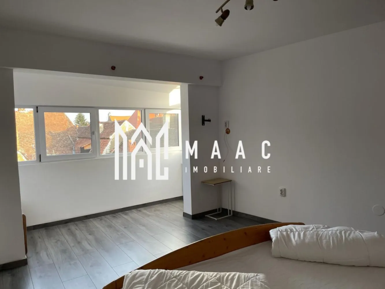 Casa individuala | 330mp utili | Ultracentral - MAAC Imobiliare va prezinta o casa cu suprafata utila de 330 mp in zona Ultracentrala a Sibiului.

Casa este compartimentata astfel:
Parter: 4 garsoniere
Etaj 1: 3 garsoniere
Etaj 2 + mansarda: 1 apartament cu 3 camere, 3 bai, living, bucatarie si baie.

Pozitionare casei este foarte buna pentru investitie, fiind in inima orasului, in apropierea tuturor punctelor de interes comun.

Pentru mai multe detalii, precizati telefonic ca ati vizionat anuntul cu ID: CP1970287.