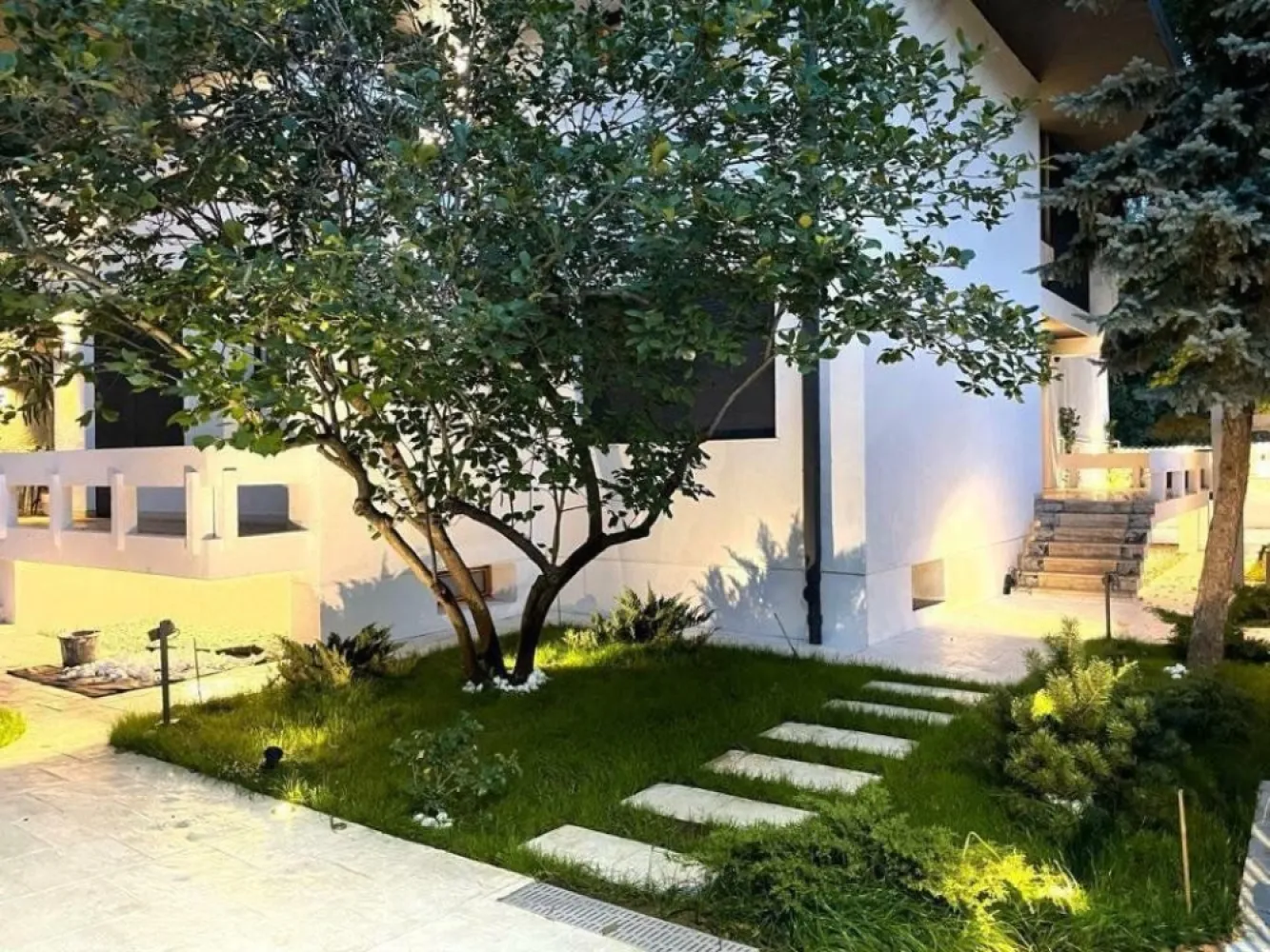Vila Primăverii sediu Ambasada sau reşedinţa Ambasador - Agenția BRASADAS închiriază această proprietate ideală pentru scopuri diplomatice, oferind multiple avantaje:
Configuraţie flexibilă: Casa poate fi compartimentată în trei â€œapartamenteâ€ separate pentru Ambasadă, Consulat şi cazarea personalului, sau poate fi reunită într-o săptămână într-o singură locuinţă interconectată.
Soluţie optimă de parcare: Trei locuri de parcare în incintă, cu posibilitatea construirii unor copertine de către proprietar, plus şase locuri pe stradă cu însemne CD. Excelent pentru evenimente.
Securitate eficientă: Gard înalt şi zid pe toate laturile proprietăţii, cabină de pază la intrare dotată cu toaletă şi conectată la camerele de supraveghere perimetrale.
Calitate superioară: Proprietarul a păstrat elementele istorice valoroase, renovând complet băile, bucătăria, grădina, instalaţiile, sistemul electric, acoperişul şi sistemul de drenaj.
Iluminatul personalizat pune în valoare casa noaptea, iar grădina, zidurile şi arhitectura în stil Frank Lloyd Wright conferă un plus de eleganţă.
Parterul cuprinde o recepţie generoasă ce oferă acces la cinci încăperi spaţioase, două băi complete şi o bucătărie.
Etajul găzduieşte patru dormitoare şi trei băi.
Demisolul include două apartamente (fiecare cu un dormitor şi baie), camera tehnică, spaţii de depozitare şi o bucătărie.
Cartier: Zonă rezidenţială cu ambasadele Arabiei Saudite, Kuweitului şi altele, precum şi reşedinţele oficiale ale Marii Britanii şi Coreei de Sud.
Pentru mai multe oferte accesați www.brasadas.com.