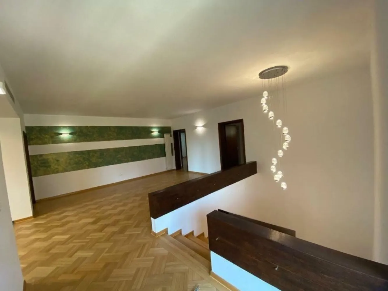 Vila Primăverii sediu Ambasada sau reşedinţa Ambasador - Agenția BRASADAS închiriază această proprietate ideală pentru scopuri diplomatice, oferind multiple avantaje:
Configuraţie flexibilă: Casa poate fi compartimentată în trei â€œapartamenteâ€ separate pentru Ambasadă, Consulat şi cazarea personalului, sau poate fi reunită într-o săptămână într-o singură locuinţă interconectată.
Soluţie optimă de parcare: Trei locuri de parcare în incintă, cu posibilitatea construirii unor copertine de către proprietar, plus şase locuri pe stradă cu însemne CD. Excelent pentru evenimente.
Securitate eficientă: Gard înalt şi zid pe toate laturile proprietăţii, cabină de pază la intrare dotată cu toaletă şi conectată la camerele de supraveghere perimetrale.
Calitate superioară: Proprietarul a păstrat elementele istorice valoroase, renovând complet băile, bucătăria, grădina, instalaţiile, sistemul electric, acoperişul şi sistemul de drenaj.
Iluminatul personalizat pune în valoare casa noaptea, iar grădina, zidurile şi arhitectura în stil Frank Lloyd Wright conferă un plus de eleganţă.
Parterul cuprinde o recepţie generoasă ce oferă acces la cinci încăperi spaţioase, două băi complete şi o bucătărie.
Etajul găzduieşte patru dormitoare şi trei băi.
Demisolul include două apartamente (fiecare cu un dormitor şi baie), camera tehnică, spaţii de depozitare şi o bucătărie.
Cartier: Zonă rezidenţială cu ambasadele Arabiei Saudite, Kuweitului şi altele, precum şi reşedinţele oficiale ale Marii Britanii şi Coreei de Sud.
Pentru mai multe oferte accesați www.brasadas.com.