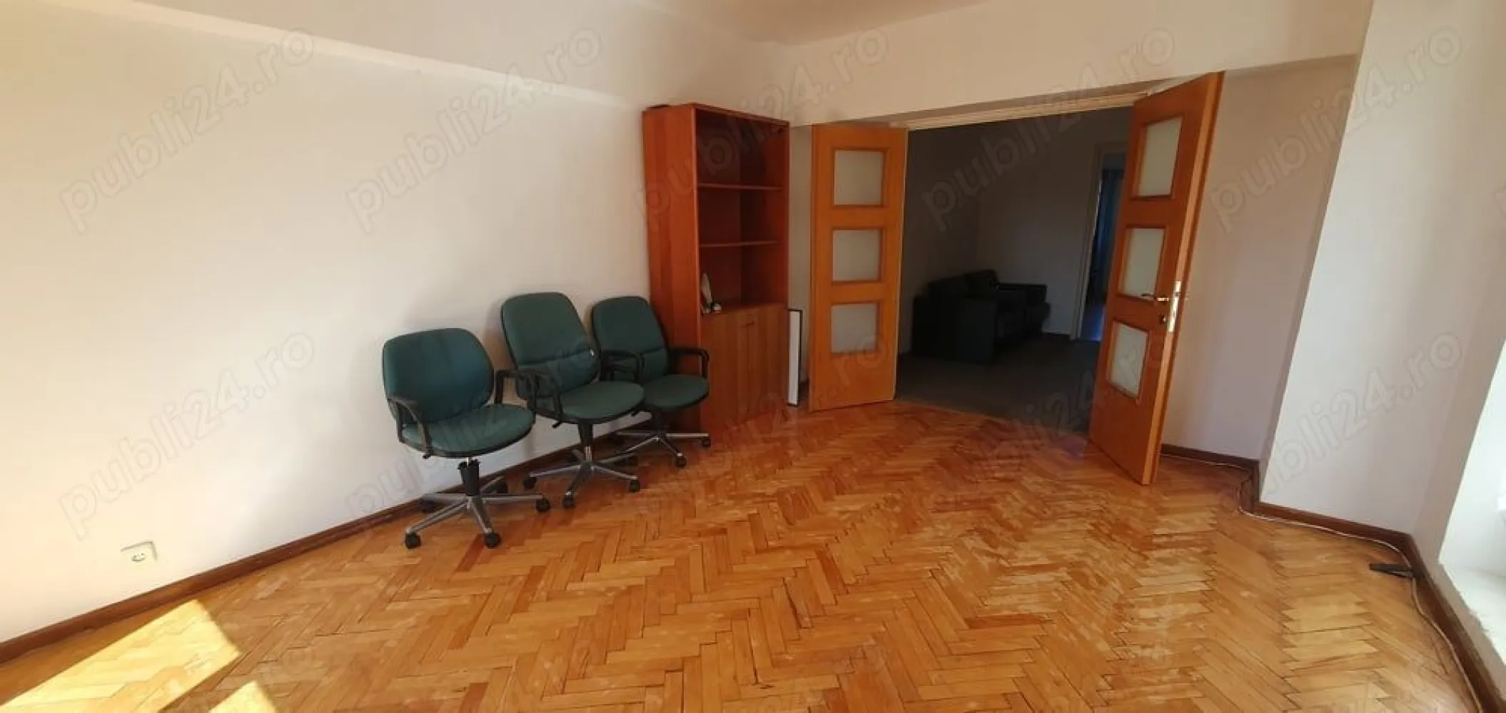Ag BRASADAS închiriază 4 cam 100mp etaj 6/8, Pta Unirii. - Agenția BRASADAS închiriază apartament decomandat cu 4 camere, 2 bai, 4 terase, 100 mp. situat la etajul 6 din 8, cu vedere bilaterala (vedere nord-est spre Hanul lui Maniuc si magazinul Unirea, vedere sud-vest spre biserica Domnita Balasa si casa Poporului), compus din 4 camere, 2 bai, 4 balcoane, gresie + parchet, clasa energetica A, aer conditionat, semi-mobilat pentru birouri, situat in Bucuresti, in Piata Unirii, bloc 16, scara 2, (bloc Vodafone), la 40 metri de intrarea la metrou statia Unirii, pe o scara cu vecini linistiti si seriosi, cu video-interfon. Este disponibil imediat, si poate fi inchiriat pe termen scurt, mediu sau lung. Pret negociabil, pornind de la 980 euro sau 4.900 lei lunarPentru mai multe oferte accesați www.brasadas.com.