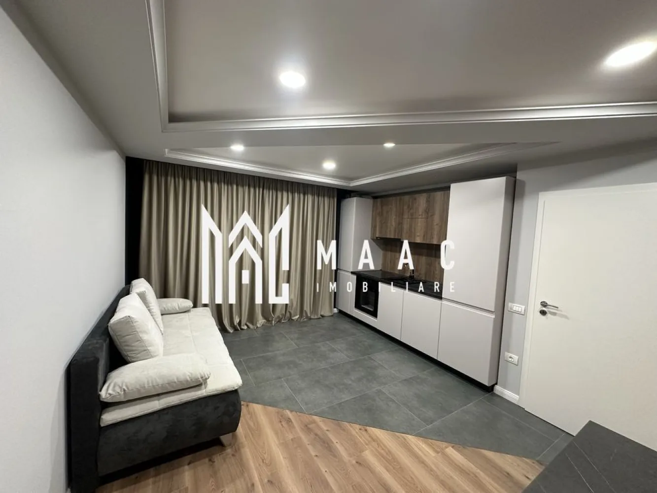 Apartament 2 Camere Tip Studio | 41MPU | Gradina | D.Stanca - MAAC Imobiliare va propune spre vanzare o oportunitate perfectă pentru locuință modernă sau investiție! Situat într-o zona de D.Stanca( in spate la Dedeman) pe stradă privată cu barieră, acest apartament nou oferă un mix ideal de confort, calitate și eficiență energetică. Caracteristici principale: Suprafață utilă: 41 mp Compartimentare inteligentă: Living open-space cu bucătărie Dormitor spațios Mobexpert + Saltea Premium Baie modernă Debara pentru extra depozitare Balcon + Grădină proprie Dotări & Beneficii: Bucătărie MDF complet echipată: mașină de spălat vase, cuptor, plită, hotă, frigider Living confortabil: TV, canapea premium Încălzire în pardoseală – Eficiență energetică maximă Geamuri Rehau cu 3 straturi de sticlă – Izolare termică și fonică excelentă Apartament nou – Finisaje și mobilier de înaltă calitate Loc de parcare inclus – Siguranță și comoditate Zonă liniștită Preț: 110.000 € Contactează MAAC Imobiliare pentru mai multe detalii și programarea unei vizionări specificand ID:CP2462459 }}