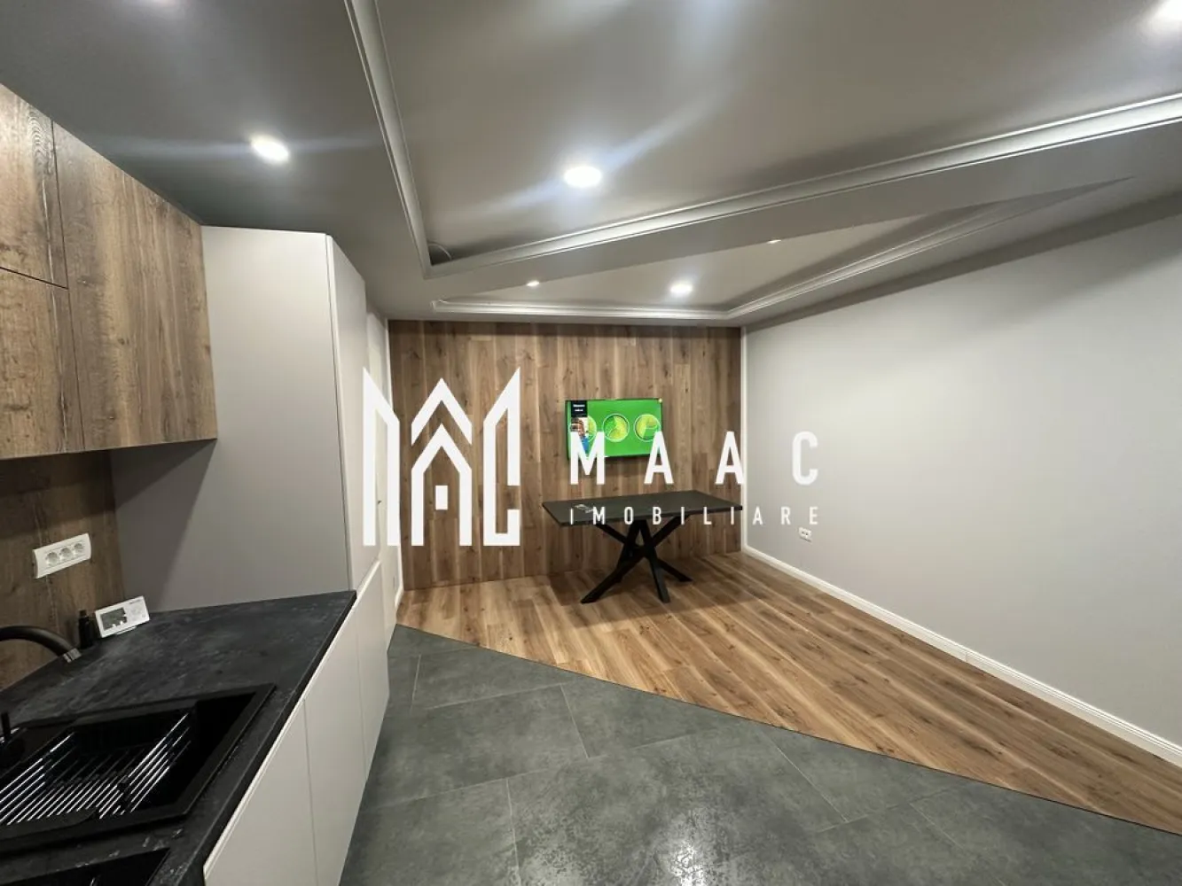 Apartament 2 Camere Tip Studio | 41MPU | Gradina | D.Stanca - MAAC Imobiliare va propune spre vanzare o oportunitate perfectă pentru locuință modernă sau investiție! Situat într-o zona de D.Stanca( in spate la Dedeman) pe stradă privată cu barieră, acest apartament nou oferă un mix ideal de confort, calitate și eficiență energetică. Caracteristici principale: Suprafață utilă: 41 mp Compartimentare inteligentă: Living open-space cu bucătărie Dormitor spațios Mobexpert + Saltea Premium Baie modernă Debara pentru extra depozitare Balcon + Grădină proprie Dotări & Beneficii: Bucătărie MDF complet echipată: mașină de spălat vase, cuptor, plită, hotă, frigider Living confortabil: TV, canapea premium Încălzire în pardoseală – Eficiență energetică maximă Geamuri Rehau cu 3 straturi de sticlă – Izolare termică și fonică excelentă Apartament nou – Finisaje și mobilier de înaltă calitate Loc de parcare inclus – Siguranță și comoditate Zonă liniștită Preț: 110.000 € Contactează MAAC Imobiliare pentru mai multe detalii și programarea unei vizionări specificand ID:CP2462459 }}