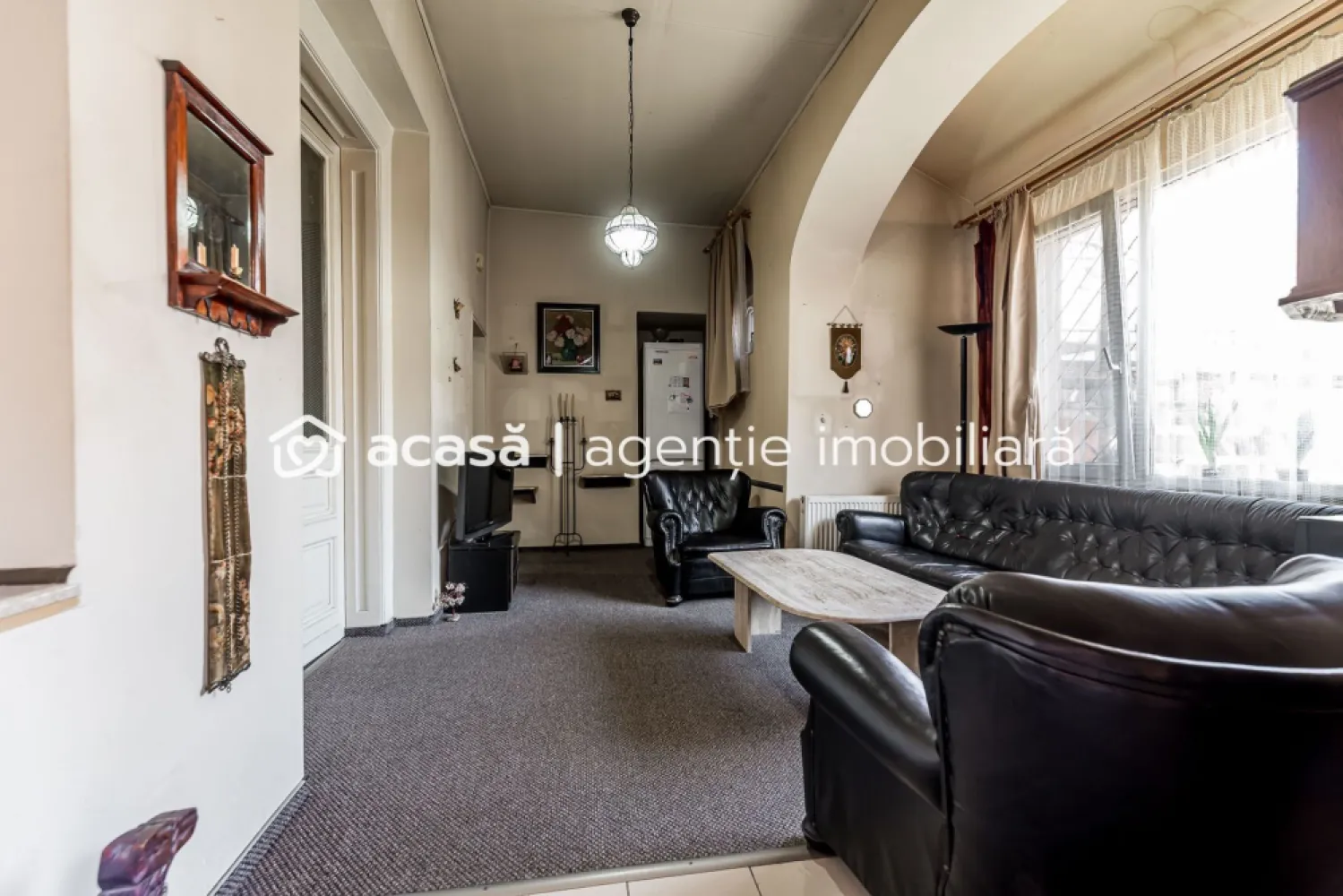 Locuință și Business pe Str. L. Blaga, Arad, Spațiu + Apartament - O proprietate rară în zona ultracentrală a Aradului, ideală pentru o familie tânără cu copil care își dorește să locuiască aproape de tot ce este important și, în același timp, să își dezvolte propriul business.

Imobilul este situat pe strada L. Blaga, chiar vis-a-vis de Liceul Agricol, la doar 2 minute de Bulevardul Revoluției și de Teatrul Clasic Ioan Slavici, una dintre cele mai active și accesibile zone din oraș.

Proprietatea este compusă din:

Spațiu comercial la parter, cu intrare directă din stradă, perfect pentru activități comerciale sau servicii, plus un mic apartament cu o camnera, bucatarie si baie cu intrare din curte.
Apartament la mansardă cu 2 dormitoare, ideal pentru locuit

În total 5 camere, cu posibilitatea de organizare flexibilă.

✔ Localizare ultracentrală, într-o zonă cu trafic pietonal și acces rapid către toate punctele importante din oraș
✔ Flexibilitate în utilizare, poate fi folosită integral ca apartament sau separat: locuință + business
✔ Intrare din stradă pentru spațiul comercial, ideal pentru vizibilitate și acces clienți

Ideal pentru activități precum:
salon de înfrumusețare
cabinet medical sau de nutriție
birou sau cabinet profesional
alte activități de servicii cu public

Această proprietate îți permite să locuiești și să îți dezvolți afacerea în același loc, economisind timp și costuri și profitând de una dintre cele mai bune zone din Arad.

Comision 0% pentru cumpărător.

Pentru detalii și programarea unei vizionări:
Andrei Caracioni – 
0757662907

Cod proprietate: CP2958623