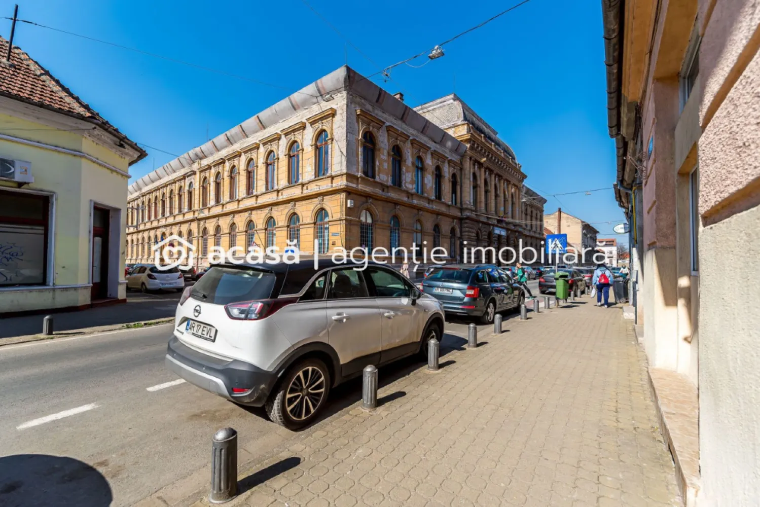 Locuință și Business pe Str. L. Blaga, Arad, Spațiu + Apartament - O proprietate rară în zona ultracentrală a Aradului, ideală pentru o familie tânără cu copil care își dorește să locuiască aproape de tot ce este important și, în același timp, să își dezvolte propriul business.

Imobilul este situat pe strada L. Blaga, chiar vis-a-vis de Liceul Agricol, la doar 2 minute de Bulevardul Revoluției și de Teatrul Clasic Ioan Slavici, una dintre cele mai active și accesibile zone din oraș.

Proprietatea este compusă din:

Spațiu comercial la parter, cu intrare directă din stradă, perfect pentru activități comerciale sau servicii, plus un mic apartament cu o camnera, bucatarie si baie cu intrare din curte.
Apartament la mansardă cu 2 dormitoare, ideal pentru locuit

În total 5 camere, cu posibilitatea de organizare flexibilă.

✔ Localizare ultracentrală, într-o zonă cu trafic pietonal și acces rapid către toate punctele importante din oraș
✔ Flexibilitate în utilizare, poate fi folosită integral ca apartament sau separat: locuință + business
✔ Intrare din stradă pentru spațiul comercial, ideal pentru vizibilitate și acces clienți

Ideal pentru activități precum:
salon de înfrumusețare
cabinet medical sau de nutriție
birou sau cabinet profesional
alte activități de servicii cu public

Această proprietate îți permite să locuiești și să îți dezvolți afacerea în același loc, economisind timp și costuri și profitând de una dintre cele mai bune zone din Arad.

Comision 0% pentru cumpărător.

Pentru detalii și programarea unei vizionări:
Andrei Caracioni – 
0757662907

Cod proprietate: CP2958623