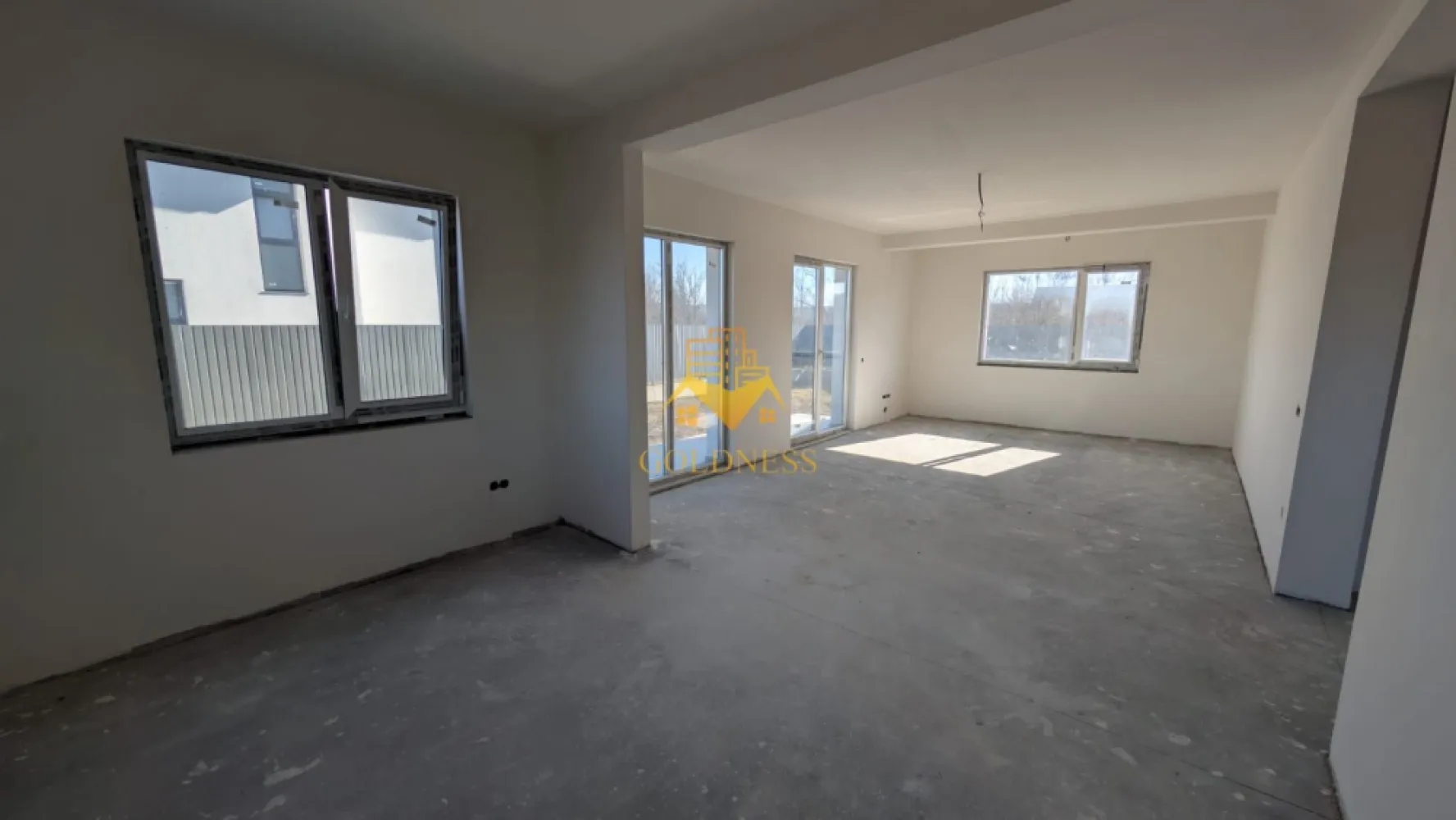 Casă individuală, 4 camere, 470 mp teren, Cluj - GOLDNESS Imobiliare vă propune spre vânzare o casă spațioasă și modernă, situată în Jucu de Mijloc, ideală pentru o familie. Proprietatea are un regim de înălțime P+E, cu o suprafață utilă de 180 mp și este amplasată pe un teren generos de 470 mp.
Casa beneficiază de încălzire prin pardoseală și este racordată la toate utilitățile necesare: apă, canalizare, curent și gaz.
Compartimentarea inteligentă este următoarea:
 Parterul include un living luminos, o bucătărie open space cu loc de luat masa, un birou, o zonă de depozitare și o baie.

 Etajul dispune de trei dormitoare (dintre care unul matrimonial), două băi și două balcoane, oferind spațiu și intimitate pentru toți membrii familiei.

 De asemenea, proprietatea beneficiază de o terasă, perfectă pentru relaxare în aer liber.

Dacă sunteți interesați de această casă și doriți mai multe detalii sau o vizionare, nu ezitați să ne contactați telefonic sau prin e-mail. Vă stăm la dispoziție!
Pentru intermediere se percepe un comision de 2% din prețul de vânzare.
La pretul vânzării se adaugă TVA de 21%!