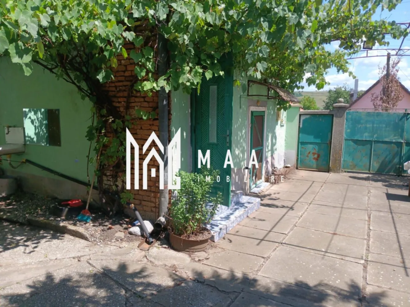Casa 4 camere | Teren 2000 | Alțâna - MAAC Imobiliare vă propune spre vânzare o casă individuală, situată în comuna Alțâna, un pitoresc sat săsesc cu istorie bogată, aflat la doar 30 de minute de Sibiu. Casa are o suprafață utilă de 96 mp la parter si etaj, cu 4 camere Terenul aferent proprietății are o suprafață de 2.000 mp, fiind compartimentat într-o zonă verde generoasă și o curte spațioasă, ideală pentru relaxare sau activități gospodărești. Casa dispune de bucătărie de vară, pivniță, cămară și alte dependințe. Dotări și utilități: Gaz, apă, curent Canalizare la poarta Caile de acces pana la proprietate sunt asfaltate. Acces Auto Alțâna este o zonă liniștită, cu peisaje pitorești și aer curat, ideală pentru o locuință de familie sau o casă de vacanță. Pentru mai multe detalii precizati telefonic ca ati vazut anuntul cu ID: CP2461845 }}