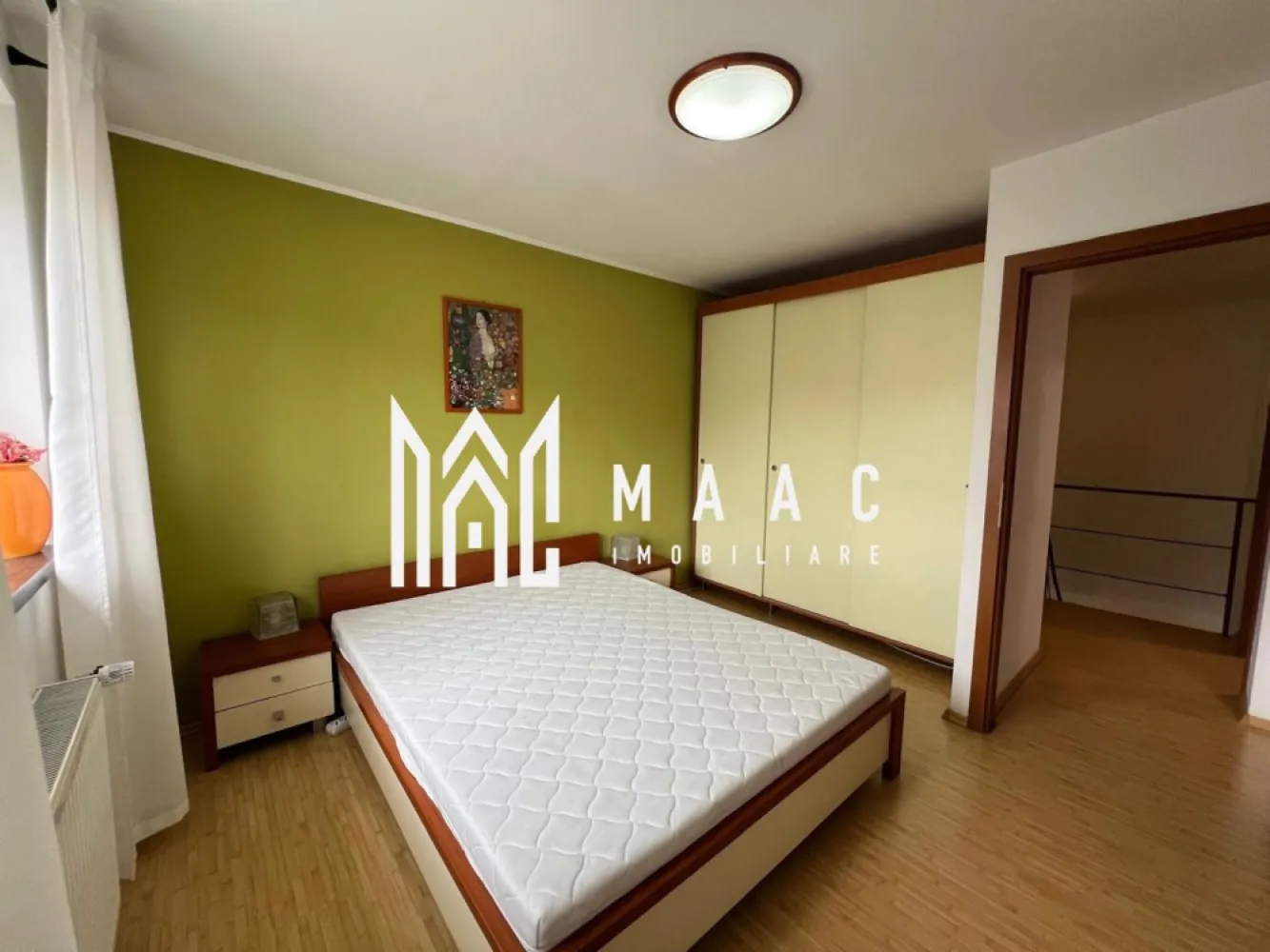 Apartament 3 Camere | 90 MPU | Cireșica - MAAC Imobiliare va propune spre vanzare un Apartament cu 3 Camere Dacă îți dorești un apartament spațios și bine compartimentat, această proprietate este alegerea ideală! Situat pe două nivele, oferă confort și intimitate, fiind perfect pentru o familie. Caracteristici principale: Suprafață utilă: 90 MPU Nivel 1: hol, living, bucătărie open space, baie, balcon Nivel 2: hol, baie, 2 dormitoare + 2 Spatii de depozitare Dotări și avantaje: Se vinde mobilat și utilat Mașină de spălat vase Mașină de spălat rufe cu uscător incorporat Aer condiționat Încălzire centralizată cu contor propriu – eficiență energetică maximă Bloc bine izolat – temperatura interioară este optimă atât iarna, cât și vara Rulouri la geamuri & aer condiționat – confort termic garantat în sezonul cald Casa scării încălzită – un plus de confort în sezonul rece Contact MAAC Imobiliare: Pentru mai multe detalii sau pentru a programa o vizionare, specificati ID:CP2461343 }}