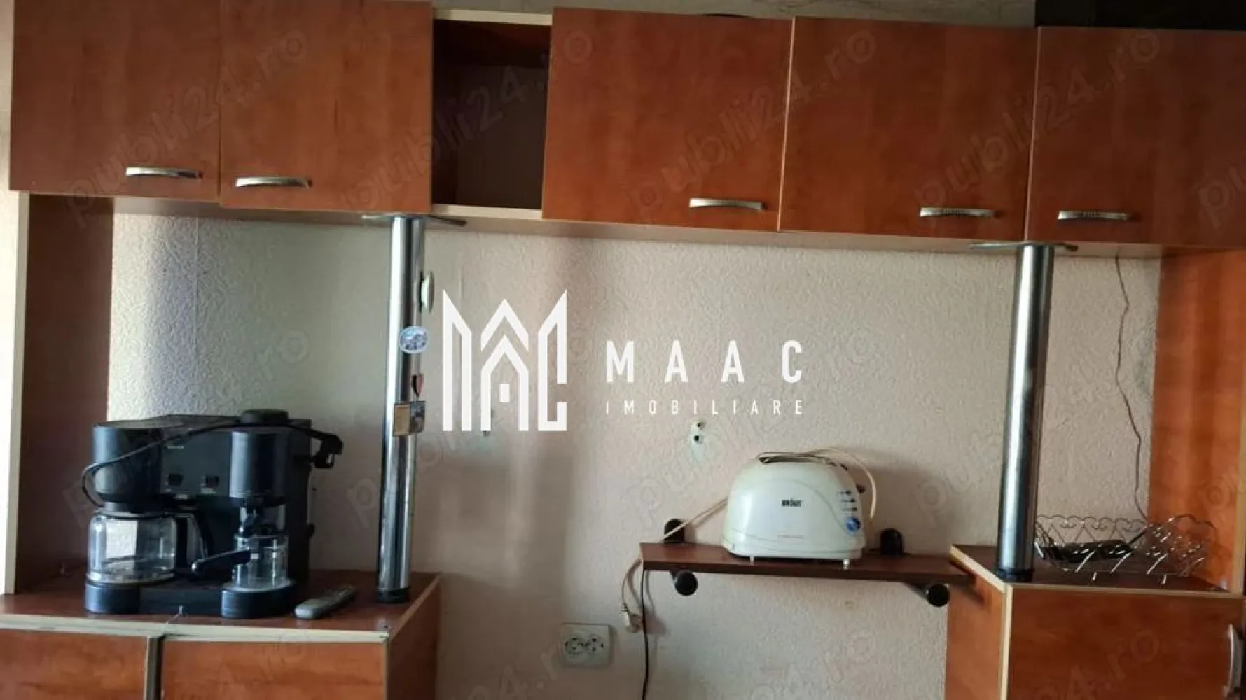 Casa Individuala I Terasa I Terezian - Va propunem spre vanzare o casa individuala situata intr-o curte comuna din zona Terezian. Locuinta cuprinde: -parter: hol acces, living, bucatarie, baie, dresing. -etaj: 2 dormitoare, baie, dresing, 2 balcoane. Aferent o terasa cu iesire din bucatarie. Casa necesita renovare. Disponibil imediat. Facilitati: Acces rapid la mijloace de transport in comun, magazine, farmacii, restaurante si spati verzii. Pentru mai multe detalii precizati telefonic ca ati vazut anuntul cu: ID: CP2461042 }}