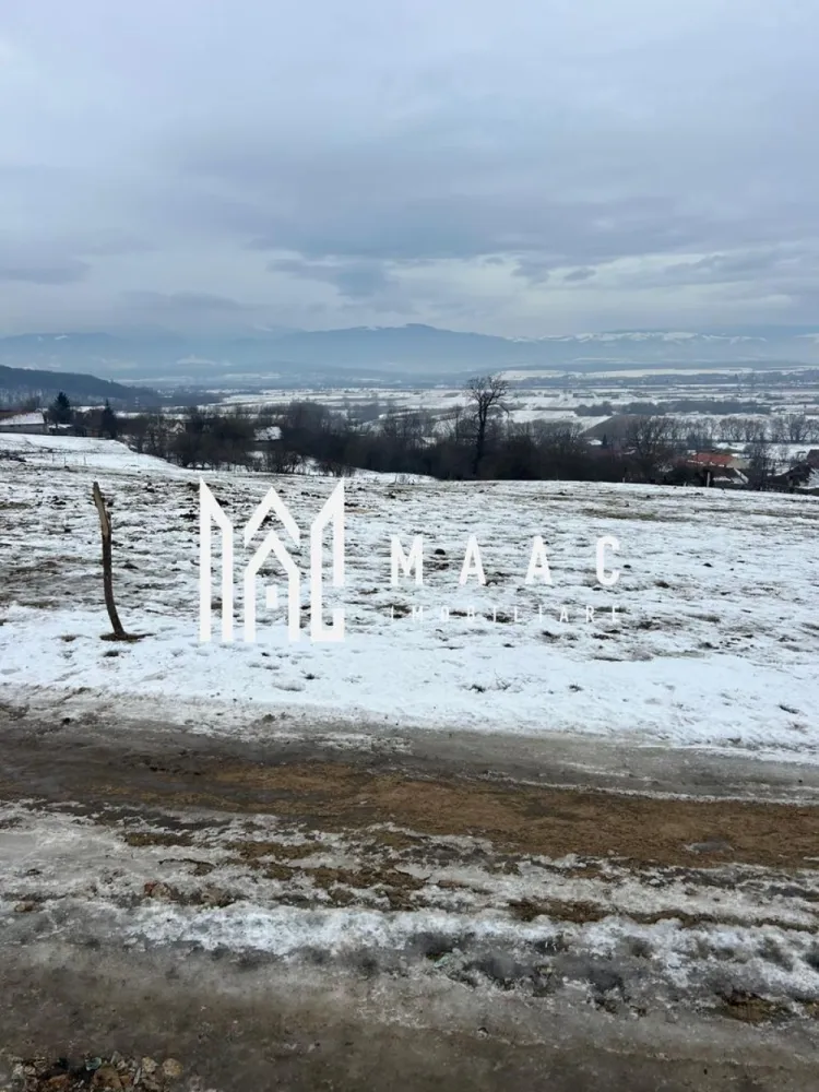 Teren 8.600 mp | Vedere panoramică| Bungard - MAAC Imobiliare propune spre vânzare un teren de 8.600 mp, situat in Bungard.

Detalii teren:
Suprafață: 8.600 mp
Terenul este împărțit în doua parcele, având:
- prima parcela de 3.800 mp.
- a doua parcela de 4.800 mp.
- CF individual pentru fiecare parcelă, înregistrate în Eterra.
Teren extravilan, momentan.
Utilitatile: curentul si canalizarea se afla pe teren iar gazul la 100 m de teren.
Tip teren: Extravilan, parcelabil. Formă regulată, ușor de valorificat.
Suprafața permite viitorului proprietar să-și organizeze spațiul eficient, în funcție de nevoile proprii.
Fie că se urmărește construcția unor hale, pregătirea unui depozit, amenajarea unei baze logistice sau utilizări specifice mediului extravilan, terenul oferă flexibilitate și potențial.

Avantaje:
Ideal pentru construcția unei cabane sau casă de vacanță.
Aproape de principalele atracții turistice din zonă.
Zonă liniștită, cu peisaje pitorești.

Pentru mai multe detalii spacificati telefonic ID: CP2885894.