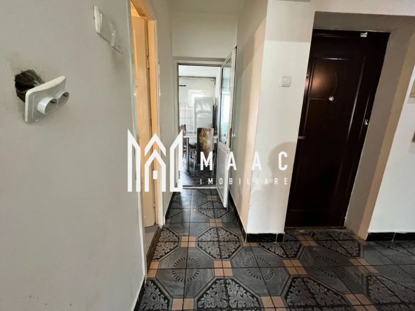 Apartament 2 camere | Decomandat | 54 MPU | Hipodrom 4 - 🏡 MAAC Imobiliare vă propune spre vânzare un apartament spațios, ideal pentru cei care își doresc să-l personalizeze după propriul gust! ✔ Suprafață generoasă – 54 mp, compartimentare decomandată, oferind spațiu bine organizat. ✔ Bucătărie cu balcon închis – Mai mult spațiu pentru depozitare sau pentru a crea un loc de relaxare. ✔ Etaj 4 din 5 – Locație ideală, oferind atât liniște, cât și acces facil. ✔ Necesită renovare – O oportunitate perfectă de a transforma acest apartament într-un cămin modern, exact așa cum îți dorești. Pentru mai multe detalii și pentru programarea unei vizionări, vă rugăm să specificați ID-ul anunțului: CP2461040 }}