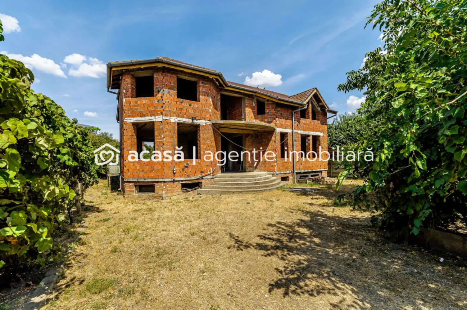 Două case pe Calea Radnei comision 0 - Oportunitate unică de achiziție! 
Casa la roșu cu un proiect minunat, cu o suprafata construita de 475 mp si 14 camere, amplasata pe un teren generos de 1.100 mp cu 2 fronturi stradale mari - 24 m pe Calea Radnei si 35 m pe strada Lipovei. Proprietatea include si o a doua casă la stradă, cu 3 camere, baie, pivnita, având o suprafață construita de 110 mp. Preț de listare 287.000 euro ceea ce poziționează prețul pe mp construit sub 500 - și este negociabil!
Acesta este momentul perfect pentru a transforma această proprietate într-un camin de vis! Contactează-mă pentru mai multe detalii la 0724 694 458 -Dorel Veres consultantimobiliarAcasăArad- și nu rata șansa de a investi intr-un viitor stralucit!