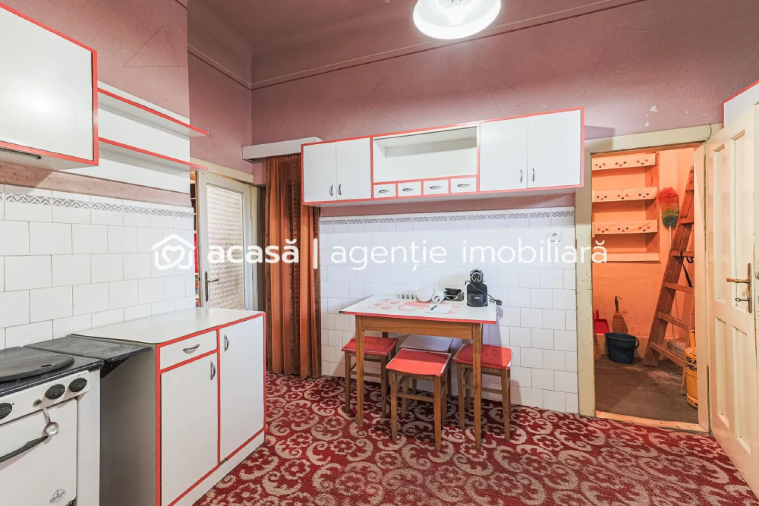 REZERVAT! Un etaj întreg. Trei unități. O singură decizie bună. - Ți-ai imaginat vreodată cum ar fi să ai un etaj întreg doar pentru tine, chiar ultracentral? O proprietate ultracentrală care îți dă spațiu + flexibilitate + libertate?

Etaj complet – 177 mp utili | 3 unități distincte | imobil cu un singur nivel | Preț listare: 171.900 EURO | Comision zero!

130 mp – apartament principal: 4 camere, baie, bucătărie spațioasă
35 mp – apartament secundar: 1 cameră, baie, bucătărie
12 mp – anexă cu baie proprie (oaspeți / hobby / depozitare)

Da, necesită renovare — și tocmai asta e partea bună: alegi tu stilul, compartimentarea, vibe-ul. Imaginează-ți un apartament mare pentru familie, iar celelalte două unități… fie pentru părinți, fie pentru birou, fie ca sursă de venit din chirie.

Acces prin curte comună cu doar doi vecini, o atmosferă intimă și liniștită, rară în ultracentral.

Poți locui ca familie extinsă, poți combina locuirea cu închirierea sau poți crea o investiție cu randament foarte bun, chiar în centrul Aradului.

📞 Pentru detalii și programarea unei vizionări sună‑mă acum, sunt Mihai Molnar și am numărul de telefon: 0761 899 230

💳 Nu dispui de toată suma? Te ajutăm gratuit! Îți obținem oferte de la 16 bănci.
🏡 Ai o proprietate de vânzare în Arad și vrei să știi cât valorează cu adevărat? Sună‑mă pentru o evaluare gratuită, fără obligații.

🏢 ACASĂ | Agenție imobiliară Arad
Bulevardul Decebal 2, Arad 310133