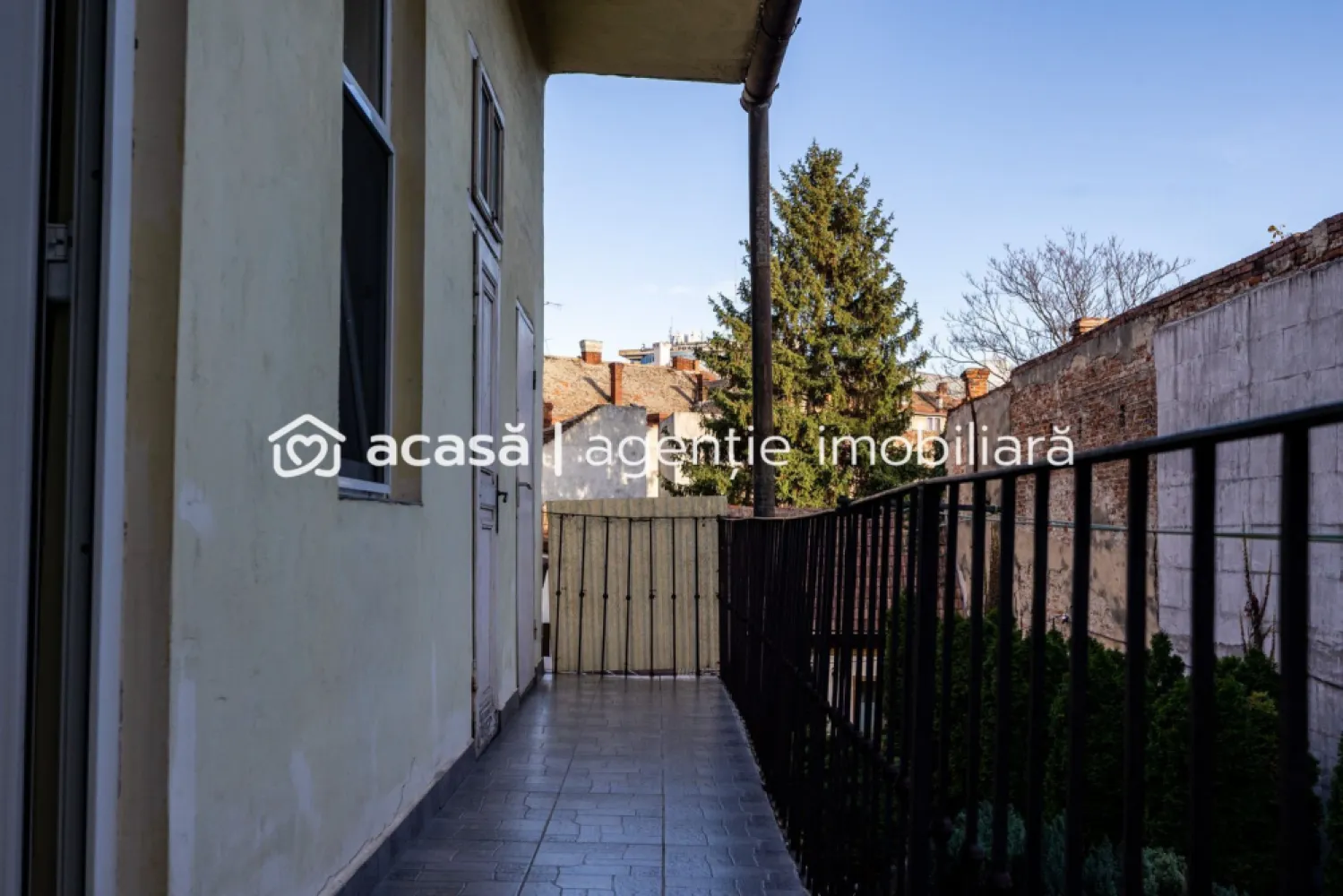 REZERVAT! Un etaj întreg. Trei unități. O singură decizie bună. - Ți-ai imaginat vreodată cum ar fi să ai un etaj întreg doar pentru tine, chiar ultracentral? O proprietate ultracentrală care îți dă spațiu + flexibilitate + libertate?

Etaj complet – 177 mp utili | 3 unități distincte | imobil cu un singur nivel | Preț listare: 171.900 EURO | Comision zero!

130 mp – apartament principal: 4 camere, baie, bucătărie spațioasă
35 mp – apartament secundar: 1 cameră, baie, bucătărie
12 mp – anexă cu baie proprie (oaspeți / hobby / depozitare)

Da, necesită renovare — și tocmai asta e partea bună: alegi tu stilul, compartimentarea, vibe-ul. Imaginează-ți un apartament mare pentru familie, iar celelalte două unități… fie pentru părinți, fie pentru birou, fie ca sursă de venit din chirie.

Acces prin curte comună cu doar doi vecini, o atmosferă intimă și liniștită, rară în ultracentral.

Poți locui ca familie extinsă, poți combina locuirea cu închirierea sau poți crea o investiție cu randament foarte bun, chiar în centrul Aradului.

📞 Pentru detalii și programarea unei vizionări sună‑mă acum, sunt Mihai Molnar și am numărul de telefon: 0761 899 230

💳 Nu dispui de toată suma? Te ajutăm gratuit! Îți obținem oferte de la 16 bănci.
🏡 Ai o proprietate de vânzare în Arad și vrei să știi cât valorează cu adevărat? Sună‑mă pentru o evaluare gratuită, fără obligații.

🏢 ACASĂ | Agenție imobiliară Arad
Bulevardul Decebal 2, Arad 310133