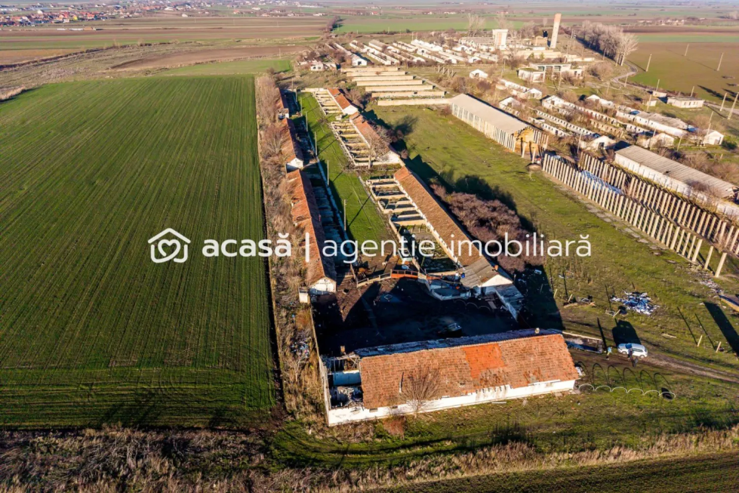 Ferma 1.15 HA lângă DN7 & Autostrada E68 – Nădlac | clădiri+utilități - Vă propunem spre vânzare o proprietate cu potențial investițional ridicat, situată strategic în Nădlac, într-o zonă cu acces excelent la infrastructura rutieră și la frontiera cu Ungaria.

PREȚ DE VÂNZARE: 180.000 € | COMISION 0% pentru cumpărător

Locație strategică: lângă DN7, aproape de urcarea pe autostrada E68, poziționare ideală pentru activități logistice, industriale sau comerciale, zonă tranzitată de fluxuri internaționale

Caracteristici principale:
Suprafață totală teren: 11.467 mp
Clădiri existente: aprox. 2.500 mp (hale / construcții)
Acces facil pentru vehicule de mare tonaj

Utilități & infrastructură:
Sursă proprie de apă – foraj la 45 m
Curent trifazic, putere instalată 35 kW
Parc fotovoltaic în proximitate, context favorabil dezvoltărilor industriale moderne

Avantaje investiționale:
- infrastructură deja existentă → costuri reduse de pornire
- poziționare excelentă pentru depozitare, producție, logistică, hub de tranzit
- ideal pentru antreprenori, investitori sau companii în expansiune
- zonă cu potențial ridicat de dezvoltare pe termen mediu și lung

Această proprietate oferă teren, clădiri și utilități într-un singur pachet, într-o zonă cheie pentru afaceri orientate spre piața europeană.

📞 Pentru informații suplimentare și programarea unei vizionări:
Sebastian Nica – 0722 252 639

Ai o proprietate de vânzare în Arad și vrei să știi cât valorează cu adevărat?
Sună-mă pentru o evaluare gratuită, fără obligații.

Birou: ACASĂ | Agenție imobiliară Arad
Bulevardul Decebal 2, Arad 310133