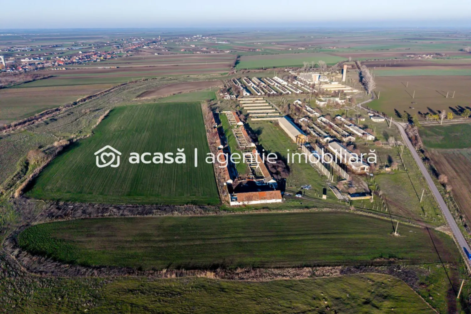 Ferma 1.15 HA lângă DN7 & Autostrada E68 – Nădlac | clădiri+utilități - Vă propunem spre vânzare o proprietate cu potențial investițional ridicat, situată strategic în Nădlac, într-o zonă cu acces excelent la infrastructura rutieră și la frontiera cu Ungaria.

PREȚ DE VÂNZARE: 180.000 € | COMISION 0% pentru cumpărător

Locație strategică: lângă DN7, aproape de urcarea pe autostrada E68, poziționare ideală pentru activități logistice, industriale sau comerciale, zonă tranzitată de fluxuri internaționale

Caracteristici principale:
Suprafață totală teren: 11.467 mp
Clădiri existente: aprox. 2.500 mp (hale / construcții)
Acces facil pentru vehicule de mare tonaj

Utilități & infrastructură:
Sursă proprie de apă – foraj la 45 m
Curent trifazic, putere instalată 35 kW
Parc fotovoltaic în proximitate, context favorabil dezvoltărilor industriale moderne

Avantaje investiționale:
- infrastructură deja existentă → costuri reduse de pornire
- poziționare excelentă pentru depozitare, producție, logistică, hub de tranzit
- ideal pentru antreprenori, investitori sau companii în expansiune
- zonă cu potențial ridicat de dezvoltare pe termen mediu și lung

Această proprietate oferă teren, clădiri și utilități într-un singur pachet, într-o zonă cheie pentru afaceri orientate spre piața europeană.

📞 Pentru informații suplimentare și programarea unei vizionări:
Sebastian Nica – 0722 252 639

Ai o proprietate de vânzare în Arad și vrei să știi cât valorează cu adevărat?
Sună-mă pentru o evaluare gratuită, fără obligații.

Birou: ACASĂ | Agenție imobiliară Arad
Bulevardul Decebal 2, Arad 310133