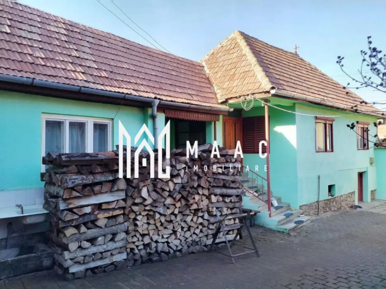 Casa Individuala I Teren 490mp I Acces auto I Rasinari - Va propunem spre vanzare o casa individuala situata in Rasinari. Locuinta este compusa din 3 corpuri: -corp 1: hol intrare, 2 corpuri, pivnita -corp 2: hol, dormitor, bucatarie, bsie -corp 3: bucatarie, baie, camara. Curte pavata. Proprietatea dispune de sura, spati de depozitare, garaj. Disponibil imediat. Facilitati: Acces rapid la mijloace de transport in comun, magazine, farmacii, si spati verzii. Pentru mai multe detalii precizati telefonic ca ati vazut anuntul cu:ID: CP2460847 }}