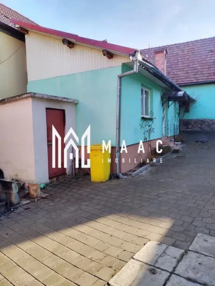 Casa Individuala I Teren 490mp I Acces auto I Rasinari - Va propunem spre vanzare o casa individuala situata in Rasinari. Locuinta este compusa din 3 corpuri: -corp 1: hol intrare, 2 corpuri, pivnita -corp 2: hol, dormitor, bucatarie, bsie -corp 3: bucatarie, baie, camara. Curte pavata. Proprietatea dispune de sura, spati de depozitare, garaj. Disponibil imediat. Facilitati: Acces rapid la mijloace de transport in comun, magazine, farmacii, si spati verzii. Pentru mai multe detalii precizati telefonic ca ati vazut anuntul cu:ID: CP2460847 }}