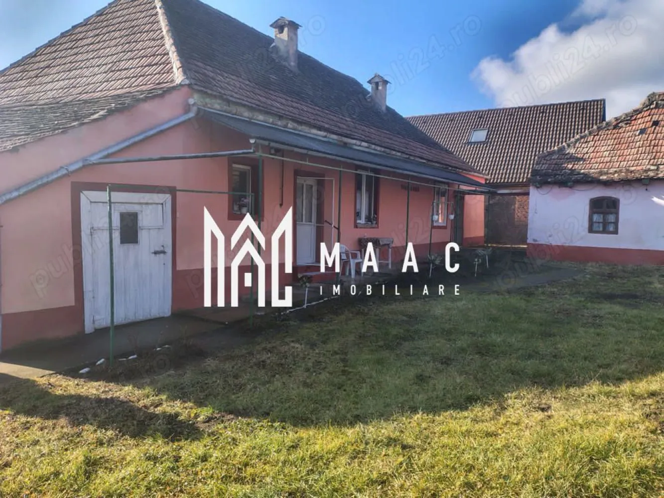 Casa Individuala I Pivnita I Teren 2900mp I Seica Mare - Va propunem spre vanzare o casa individuala situata in localitatea Seica Mare. Locuinta cuprinde: hol intrare, 3 camere, bucatarie, baie, pivnita. Proprietatea dispune de sura, magazi, anexe. Terenul de 2900mp este impartit astfel: 1300mp curti constructi si 1600mp gradina si livada. Disponibil imediat. Facilitati: Acces rapid la mijloace de transport in comun, magazine, farmacii, si spati verzii. Pentru mai multe detalii precizati telefonic ca ati vazut anuntul cu:ID: CP2460344 }}