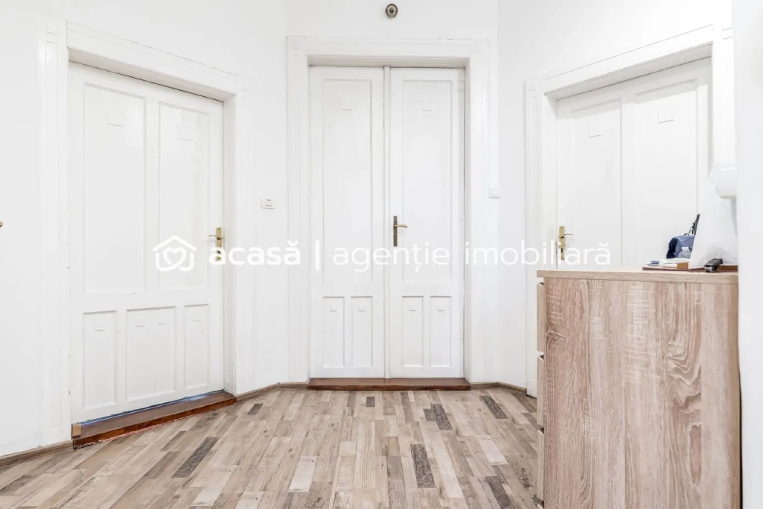 Apartament ultracentral cu 4 camere partial amenajat Comision 0 - Comision 0%
Va propun in exclusivitate un apartament cu 4 camere , situat pe strada Stefan Ciocio Pop intr-o cladire cu o frumusete aparte, recent restaurata , la etajul 2 din 3.

IMPORTANT: Locuinta este compusa din doua apartamente avand coridorul comun, iar incaperile separate ( Vezi schita in poze)
Imobilul dispune de o suprafata utila de aprox 140 mp plus boxa de la subsol. Un apartament este amenajat si celalalt este neamenajat. 

Compartimentarea este dupa cum urmeaza : coridor comun de acces, 2 bucatarii, 2 bai, 3 dormitoare si un living cu potential enorm.
Confortul termic este asigurat prin centrala proprie pe gaz , cu calorifere (apartamentul amenajat) si aparat de aer conditionat.

Instalatia electrica a fost refacuta in anul 2022 , iar cea sanitara in 2018. (in apartamentul amenajat)
Apartamentele se vand si separat pretul fiind de 69.500 euro cel neamenajat si 88.000 euro cel amenajat.

📞 Pentru detalii și programarea unei vizionări:
Blaga Flavius – 0754467525 Consultant imobiliar acreditat APAIR (Asociația Profesională a Agenților Imobiliari din România)

Nu dispui de toată suma? Te ajutăm noi gratuit! Îți obținem oferte de la 16 bănci.
Ai o proprietate de vânzare în Arad și vrei să știi cât valorează cu adevărat?

Birou: ACASĂ | Agenție imobiliară Arad
Adresă: Bulevardul Decebal 2, Arad 310133