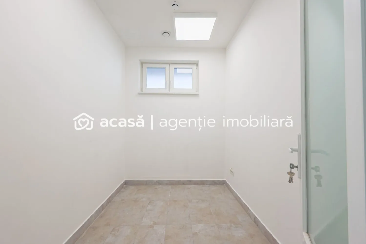 De închiriat spațiu comercial – Calea Victoriei, Arad - COMISION 0% - Vă propun spre închiriere un spațiu comercial modern, situat la parterul Centrului Medical Rubio, pe una dintre cele mai circulate artere din Arad – Calea Victoriei.

📐 Compartimentare:
- Sală principală – 39 mp
- Birou
- Hol
- Vestiar
- Baie
- Cameră de depozitare

✨ Avantaje și dotări:
- Acces direct din stradă + acces secundar prin Centrul Medical Rubio (la nevoie)
- Posibilitate de utilizare a grupurilor sanitare din Centru pentru clienți/pacienți
- Spațiu recent renovat
- Încălzire și răcire prin pardoseală
- Locație excelentă, pretabilă pentru: farmacie, cabinet medical, laborator sau alte activități similare
- Posibilitate de colaborare directă cu Centrul Rubio

📍 Beneficii locație:
- Vizibilitate ridicată datorită traficului intens
- Acces facil pentru clienți și pacienți
- Zonă consacrată pentru servicii medicale și comerciale

🔑 Totul este pregătit pentru ca tu să-ți dezvolți afacerea cu succes!

📲 Pentru mai multe detalii și pentru a programa o vizionare, contactează-mă la 0755 274 519 - Daniel Hord – Consultant imobiliar

Nu dispui de toată suma? Te ajutăm noi gratuit! Îți obținem oferte de la 16 bănci
Ai o proprietate de vânzare în Arad și vrei să știi cât valorează cu adevărat?
Sună-mă pentru o evaluare GRATUITĂ!