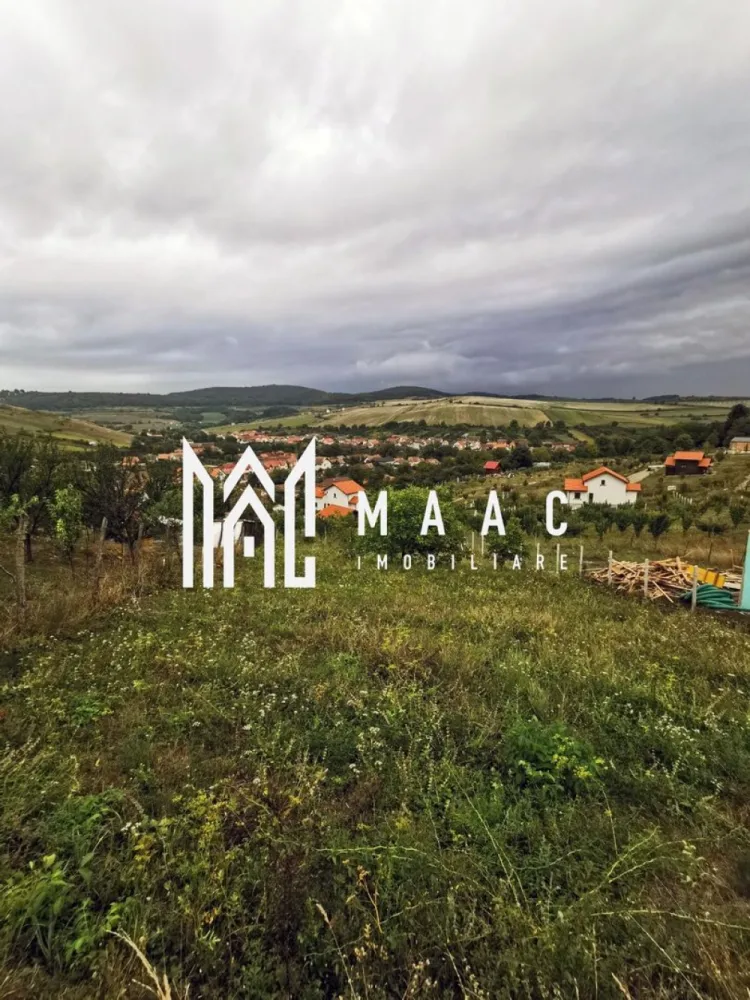 Teren intravilan | Hamba | 662 MP - MAAC Imobiliare vă oferă spre vânzare un teren intravilan cu o suprafață de 662 m², ideal pentru construcția unei case, situat în satul Hamba (comuna Șura Mare), la doar 9 km de Sibiu. Terenul se află într-o zonă de deal în plină dezvoltare, cu o priveliște spectaculoasă. Conform certificatului de urbanism, pe teren se poate construi o locuință individuală. Indici urbanistici: POT maxim: 35% CUT maxim: 1,2 Regim de înălțime: S+P, S+P+M, S+P+E, D+P+M, D+P+E Front stradal: 16,5 m Pentru mai multe detalii, vă rugăm să ne contactați specificând ID: CP2456964 }}