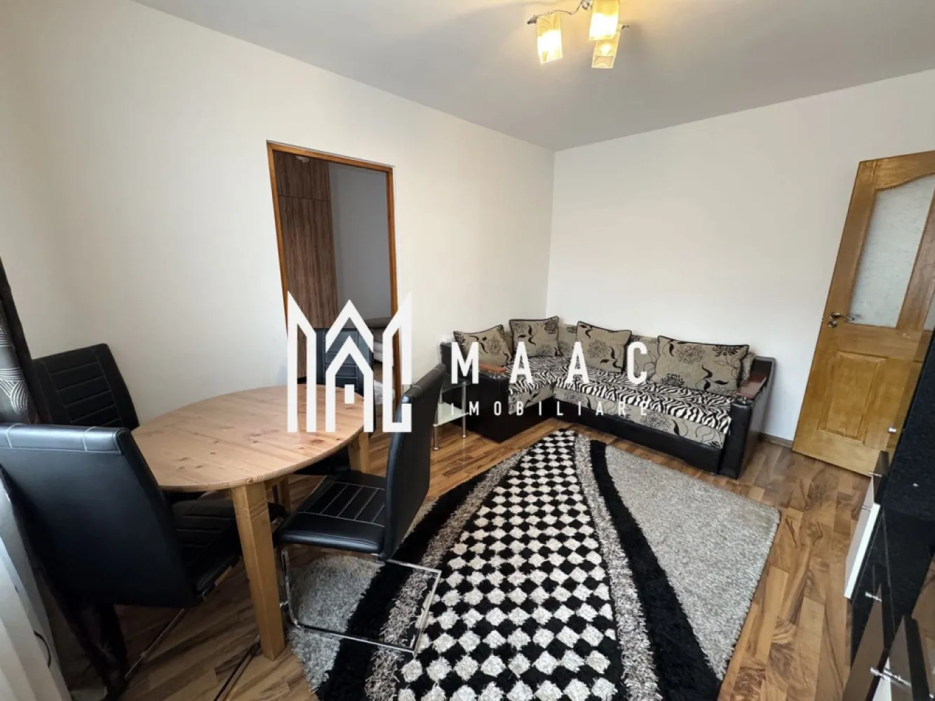 Apartament 3 Camere I Renovat I Etaj 3 I Lacul lui Binder - Va propunem spre vanzare un apartament de 3 camere semidecomandat situat la etajul 3/5 al unui imobil din zona Lacul lui Binder.

Locuinta cuprinde: hol intrare, living, 2 dormitoare, bucatarie, baie, balcon.

Disponibil imediat.

Se vinde complet mobilat si utilat.

Incalzire: Centrala proprie.

Facilitati: Acces rapid la mijloace de transport in comun, magazine, farmaci, restaurante si spati verzii.

Pentru mai multe detalii precizati telefonic ca ati vazut anuntul cu ID:C P2502911