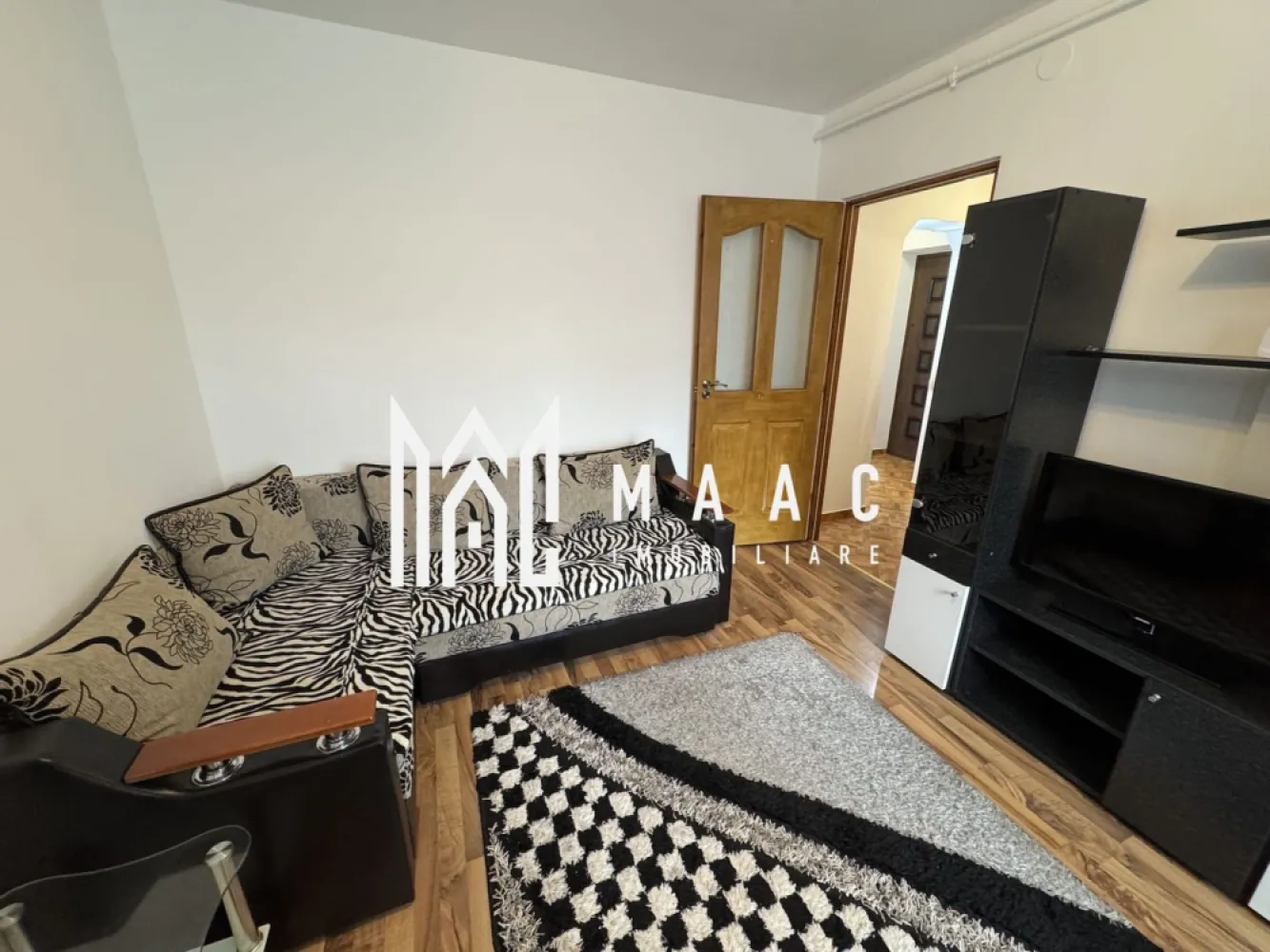 Apartament 3 Camere I Renovat I Etaj 3 I Lacul lui Binder - Va propunem spre vanzare un apartament de 3 camere semidecomandat situat la etajul 3/5 al unui imobil din zona Lacul lui Binder.

Locuinta cuprinde: hol intrare, living, 2 dormitoare, bucatarie, baie, balcon.

Disponibil imediat.

Se vinde complet mobilat si utilat.

Incalzire: Centrala proprie.

Facilitati: Acces rapid la mijloace de transport in comun, magazine, farmaci, restaurante si spati verzii.

Pentru mai multe detalii precizati telefonic ca ati vazut anuntul cu ID:C P2502911