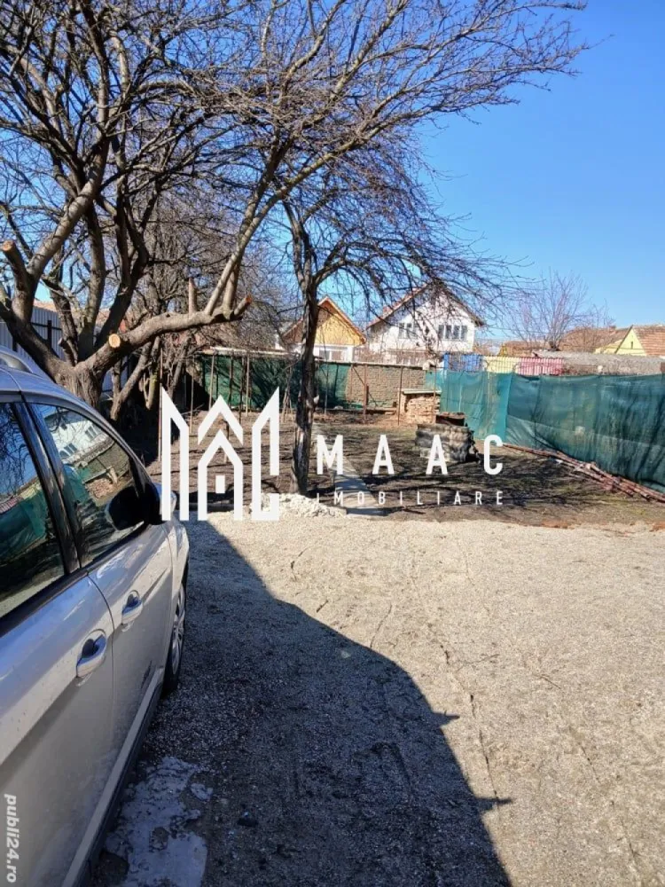 Casa Individuala I Acces autoIGradina I Pivnita I Piata Cluj - Propunem spre vânzare o casă individuală cu o suprafață utilă de 80 mp și un teren generos de 400 mp, situată în zona Piața Cluj din Sibiu. Proprietatea este ideală pentru cei care își doresc intimitate, curte proprie și acces facil către centrul orașului și principalele artere. Locuința este compusă din living, dormitor, bucătărie, baie și hol, iar ca spațiu de depozitare suplimentar beneficiază de o pivniță formată din 2 încăperi. Curtea este spațioasă, cu acces auto, oferind posibilitatea de amenajare după bunul plac. Caracteristici principale: Suprafață utilă: 80 mp Teren: 400 mp Compartimentare: living, dormitor, bucătărie, baie Pivniță (2 încăperi) Acces auto în curte Curte proprie, spațioasă Zonă: Piața Cluj Disponibilă imediat Imobilul se află într-o zonă bine conectată la oraș, cu acces rapid către magazine, transport public și alte facilități. Pentru mai multe informații sau pentru a programa o vizionareID: CP2456798 }}