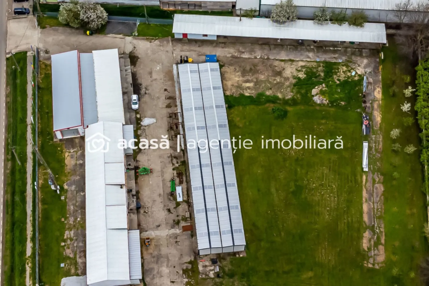 Hale depozitare/producție 2.000 mp si 10.000 mp teren în Pecica - Oportunitate de vânzare, 10.000 mp teren industrial și hale intr-o zonă cu acces facil, în proximitatea autostrăzii A1 și a noii centuri a orașului Pecica.
Hale pretabile pentru activități de depozitare și producție, cu posibilitate de compartimentare flexibilă, oferind chiar posibilitatea de transformare în unități de cazare muncitori.

Suprafețe hale: 700 mp + 2x400 mp hale izolate cu panouri Marcegaglia 8 și 500 mp depozit tip șopron
Suprafață birouri: 70 mp
Caracteristici:
Front stradal 100 m cu două porți intrare a câte 10 m - circuit intrare/ieșire
Înălțime utilă 4,5 m respectiv 3,7 m
Canal pentru service TIR si utilaje
Compartimentare flexibilă a halelor, birouri împărțite în două clădiri, dispun de băi, vestiare, sală de mese
Multiple tablouri electrice- contorizare separată pe secțiuni
Iluminare cu neon + led ieșiri de urgență 
Autorizate ISU cu hidranți
Curte betonată industrial
1.500 mp curte balastrată pentru repoziționare autocamioane
Incintă cu supraveghere video și alarmă radar
Panouri fotovoltaice 10kw
6 locuri parcare auto acoperite, un garaj auto închis
O mică livadă de pomi fructiferi cu sistem irigație
Posibilitatea de a se construi încă 1.000 mp

Utilități: apă, gaz, curent - putere 250 KW prin transformator propriu, achiziționat recent

Pentru detalii și vizionare contactați-mă la: 0724 694 458 Dorel Vereș Consultant Imobiliar Acasă AradNu dispui de toată suma? Te ajutăm noi gratuit! Îți obținem oferte de la 16 bănci.

Ai o proprietate de vânzare în Arad și vrei să știi cât valorează cu adevărat?

Sună-mă pentru o evaluare gratuită, fără obligații.

Birou: ACASĂ | Agenție imobiliară Arad

Bulevardul Decebal 2, Arad 310133