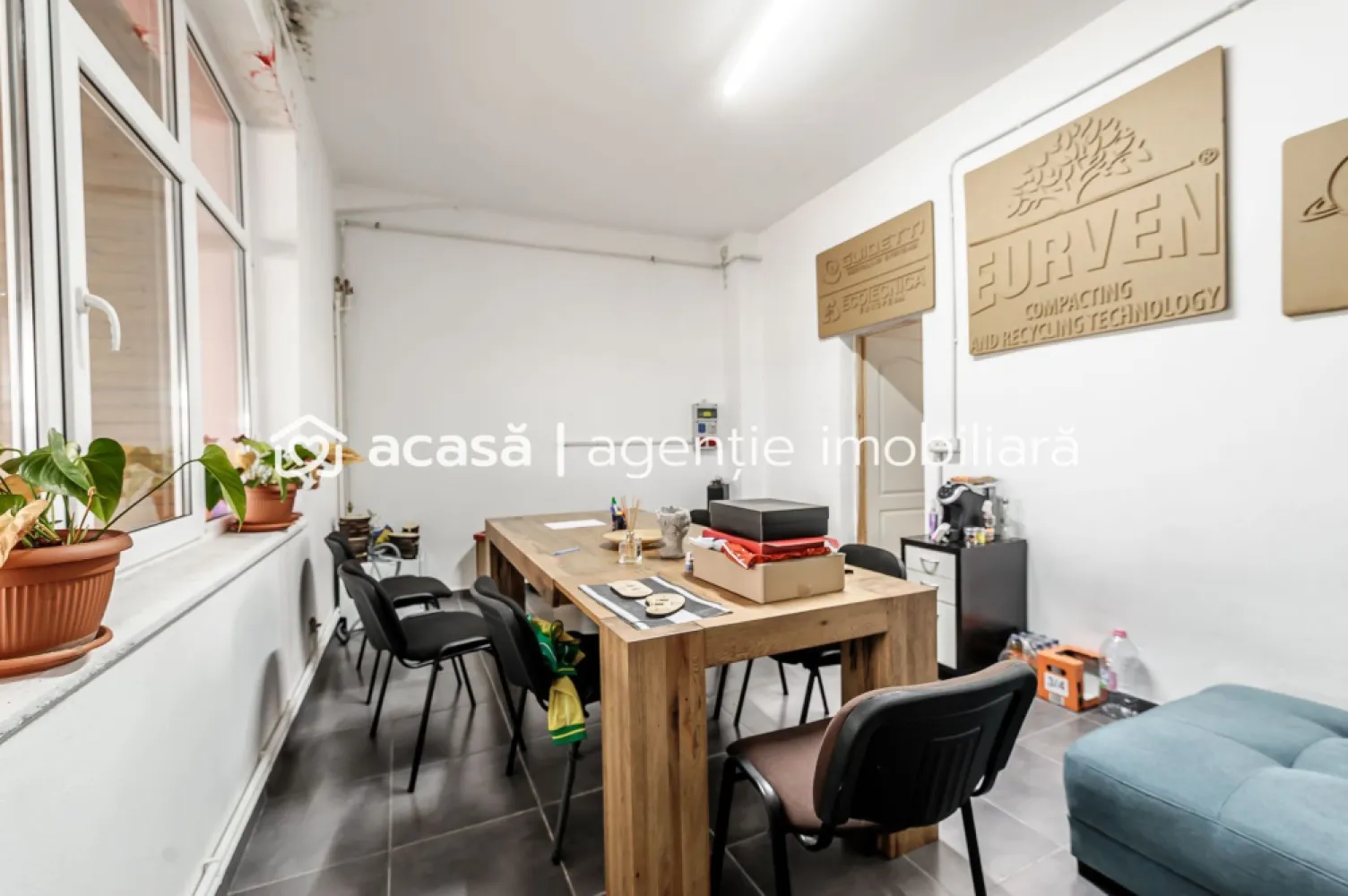 Hale depozitare/producție 2.000 mp si 10.000 mp teren în Pecica - Oportunitate de vânzare, 10.000 mp teren industrial și hale intr-o zonă cu acces facil, în proximitatea autostrăzii A1 și a noii centuri a orașului Pecica.
Hale pretabile pentru activități de depozitare și producție, cu posibilitate de compartimentare flexibilă, oferind chiar posibilitatea de transformare în unități de cazare muncitori.

Suprafețe hale: 700 mp + 2x400 mp hale izolate cu panouri Marcegaglia 8 și 500 mp depozit tip șopron
Suprafață birouri: 70 mp
Caracteristici:
Front stradal 100 m cu două porți intrare a câte 10 m - circuit intrare/ieșire
Înălțime utilă 4,5 m respectiv 3,7 m
Canal pentru service TIR si utilaje
Compartimentare flexibilă a halelor, birouri împărțite în două clădiri, dispun de băi, vestiare, sală de mese
Multiple tablouri electrice- contorizare separată pe secțiuni
Iluminare cu neon + led ieșiri de urgență 
Autorizate ISU cu hidranți
Curte betonată industrial
1.500 mp curte balastrată pentru repoziționare autocamioane
Incintă cu supraveghere video și alarmă radar
Panouri fotovoltaice 10kw
6 locuri parcare auto acoperite, un garaj auto închis
O mică livadă de pomi fructiferi cu sistem irigație
Posibilitatea de a se construi încă 1.000 mp

Utilități: apă, gaz, curent - putere 250 KW prin transformator propriu, achiziționat recent

Pentru detalii și vizionare contactați-mă la: 0724 694 458 Dorel Vereș Consultant Imobiliar Acasă AradNu dispui de toată suma? Te ajutăm noi gratuit! Îți obținem oferte de la 16 bănci.

Ai o proprietate de vânzare în Arad și vrei să știi cât valorează cu adevărat?

Sună-mă pentru o evaluare gratuită, fără obligații.

Birou: ACASĂ | Agenție imobiliară Arad

Bulevardul Decebal 2, Arad 310133