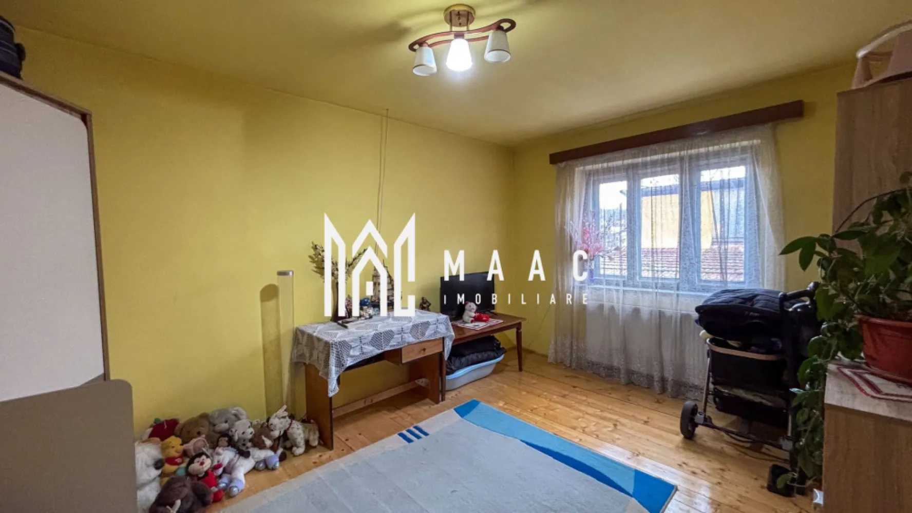 Casa individuala | Teren 700 MP | Acces auto | S+P | Amnas - MAAC Imobiliare va prezinta o casă Individuală de vânzare în Amnaș, Sibiu. Caracteristici generale: Suprafață utilă: 117,64 mp Suprafață teren: 698 mp Curte liberă: 595 mp Deschidere teren: 16 ml Casă pe un singur nivel cu două intrări separate. Compartimentare: Prima parte a casei: Două dormitoare spațioase, hol , baie cu cadă. Anexa separată: Living primitor, hol de acces, bucătărie spațioasă, mobilată și utilată complet, baie de serviciu. Anexe și facilități: Șură situată în spatele curții, ideală pentru depozitare sau diverse utilizări gospodărești Pivniță de 55 mp Acoperiș schimbat recent, în urmă cu doi ani. Utilități și dotări: Canalizare, apă, curent electric Internet disponibil Încălzire cu centrală pe lemne, situată în pivniță Geamuri termopan. Exterior: Curte cu pietriș, oferind posibilitatea de amenajare după preferințe Stradă asfaltată. Localizare și accesibilitate: Sat Amnaș, Sibiu Magazin la doar 200 de metri 30 de minute de Sibiu, acces rapid pe autostradă. Pentru mai multe detalii precizati telefonic ca ati vazut anuntul cu ID: CP2456563 }}