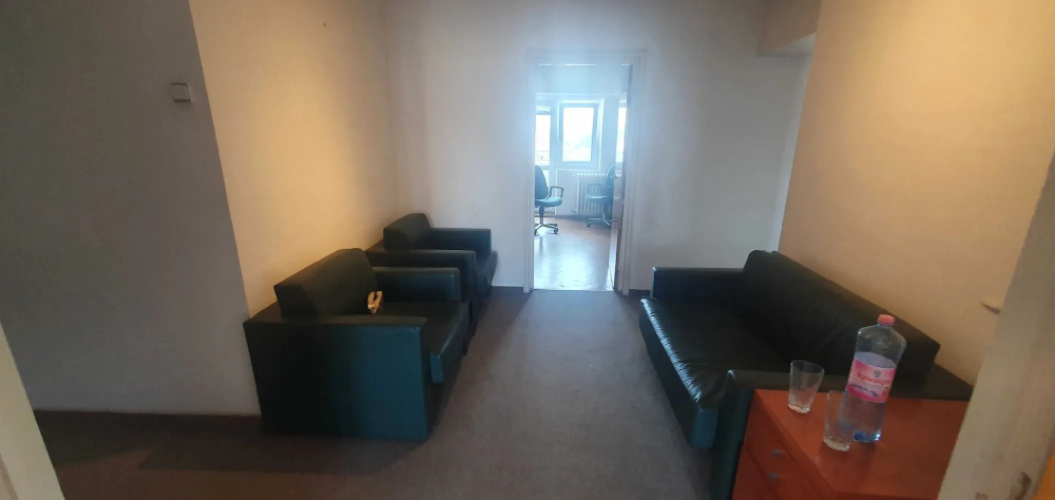 4 camere 2 bai 4 terase 100mp etaj 6/8, Piata Unirii bloc Vodafone - Apartament decomandat 4 camere 2 bai 4 terase 100 mp mp, situat la etajul 6 din 8, cu vedere bilaterala (vedere nord-est spre Hanul lui Maniuc si magazinul Unirea, vedere sud-vest spre biserica Domnita Balasa si casa Poporului), compus din 4 camere, 2 bai, 4 balcoane, gresie + parchet, clasa energetica A, aer conditionat, semi-mobilat pentru birouri, situat in Bucuresti, in Piata Unirii, bloc 16, scara 2, (bloc Vodafone), la 40 metri de intrarea la metrou statia Unirii, pe o scara cu vecini linistiti si seriosi, cu video-interfon. Este disponibil imediat, si poate fi inchiriat pe termen scurt, medii sau lung. Pret negociabil, pornind de la 950 euro sau 4.750 lei lunar. Formati 0770, apoi 245, apoi 795