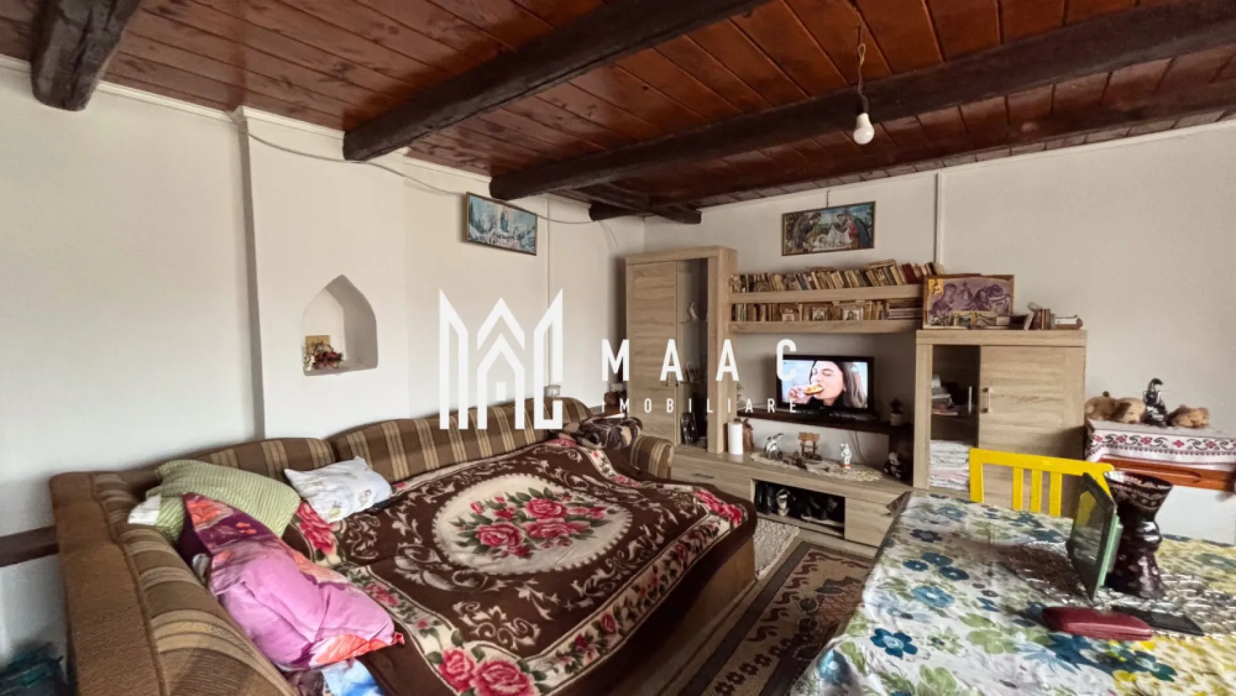 Casa individuala | Teren 700 MP | Acces auto | S+P | Amnas - MAAC Imobiliare va prezinta o casă Individuală de vânzare în Amnaș, Sibiu. Caracteristici generale: Suprafață utilă: 117,64 mp Suprafață teren: 698 mp Curte liberă: 595 mp Deschidere teren: 16 ml Casă pe un singur nivel cu două intrări separate. Compartimentare: Prima parte a casei: Două dormitoare spațioase, hol , baie cu cadă. Anexa separată: Living primitor, hol de acces, bucătărie spațioasă, mobilată și utilată complet, baie de serviciu. Anexe și facilități: Șură situată în spatele curții, ideală pentru depozitare sau diverse utilizări gospodărești Pivniță de 55 mp Acoperiș schimbat recent, în urmă cu doi ani. Utilități și dotări: Canalizare, apă, curent electric Internet disponibil Încălzire cu centrală pe lemne, situată în pivniță Geamuri termopan. Exterior: Curte cu pietriș, oferind posibilitatea de amenajare după preferințe Stradă asfaltată. Localizare și accesibilitate: Sat Amnaș, Sibiu Magazin la doar 200 de metri 30 de minute de Sibiu, acces rapid pe autostradă. Pentru mai multe detalii precizati telefonic ca ati vazut anuntul cu ID: CP2456563 }}