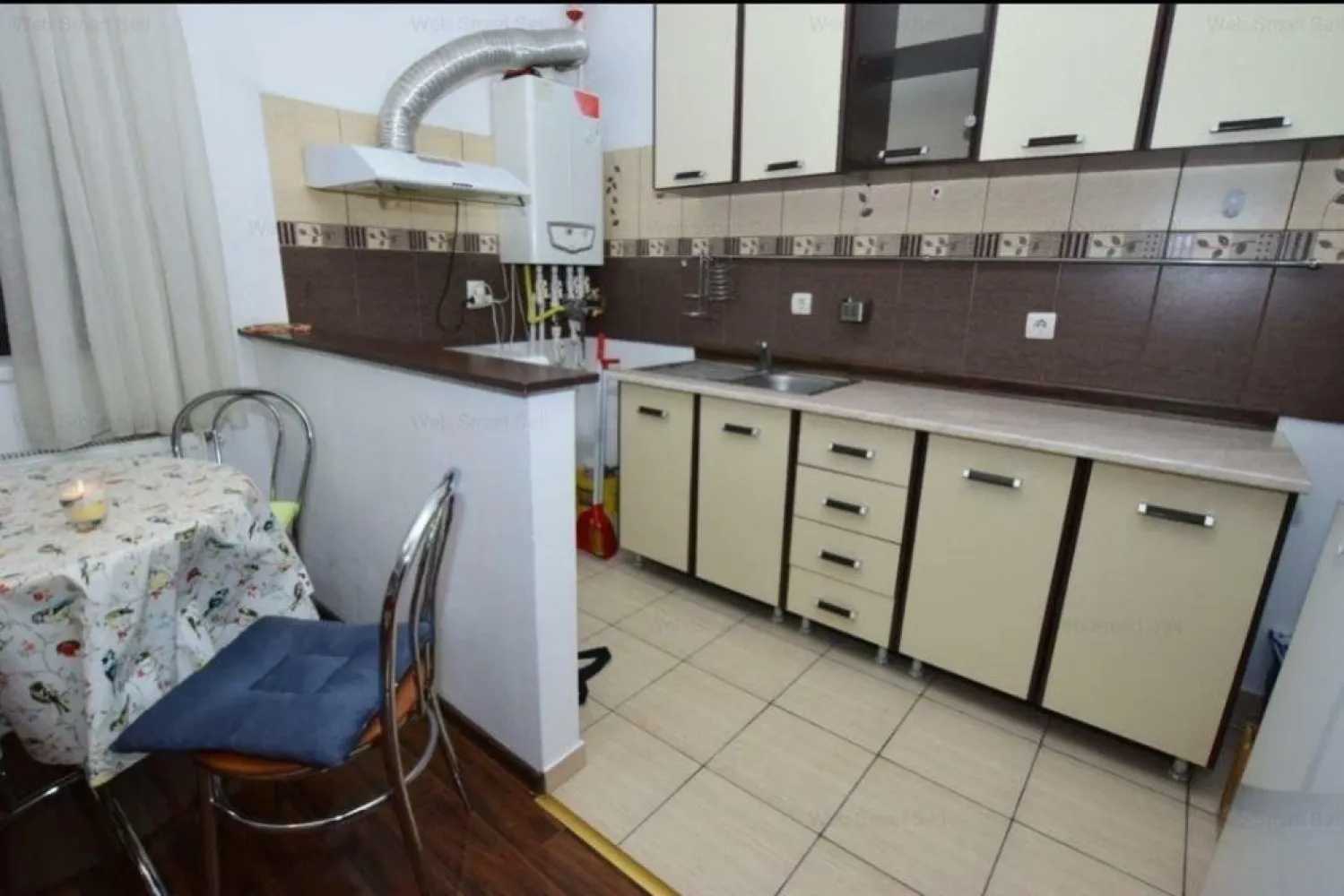 Ag BRASADAS vinde ap 2 cam etaj 4/4 Bucureştii Noi METROU. - Agenția BRASADAS vinde apartament cu 2 camere la etajul 4/4 in Bucureştii Noi langa statia de METROU, cu CENTRALĂ PROPRIE.

Sectorul 1, zona verde și linistita, toate facilităţile, localizare excelentă,

Magazine la îndemână: Lidl, Mega Image, Kaufland, Piaţa 16 Februarie.
Lângă Parcul Bazilescu, plimbări, aer curat, relaxare.

Suprafaţă utilă: 42 mp | Suprafaţă construită: 47,05 mp.

Se predă la cheie complet mobilat şi utilat
Toate actele sunt în regulă, pregătite de vânzare

In bucatarie, hotă Rohnson pentru un aer mereu proaspăt,

Centrală termica Immergas Eolo Star asigura conforttul termic garantat.
Aragaz Zanussi + frigider Indesit pregătite pentru deliciile tale culinare
Mobilier generos pentru depozitare eficientă
Senzor de gaz pentru siguranţă deplină.

Dormitor cu pat spaţios (210x170 cm) cu saltea confortabilă
Sifonier mare cu 4 uşi (2 cu oglinzi)
Comodă cu 5 sertare, perfect organizate.

Living cu canapea confortabilă + 2 fotolii extensibile
Televizor Samsung + telecomandă.
Aer condiţionat Asaka
Masă extensibilă din lemn + 4 scaune cu perne
Mobilier elegant şi spaţios pentru un plus de organizare

Baie cu cadă perfectă pentru relaxare
Mobilier inteligent pentru depozitare eficientă.
Maşină de spălat Indesit â€“ fără griji pentru rufe

In hol, cuier, pantofar, oglindă, totul organizat perfect
Interfon pentru siguranţă şi confort
De ce să alegi acest apartament?

Mutare imediată fără stres, fără mobilă şi electrocasnice
Mobilat şi utilat complet â€“ economiseşti timp şi bani

Centrală proprie (facturi foarte mici, în jur de 50-70 lei curent şi, în lunile de iarnă, 100-200 lei gaz).

Pentru mai multe oferte accesați www.brasadas.com.