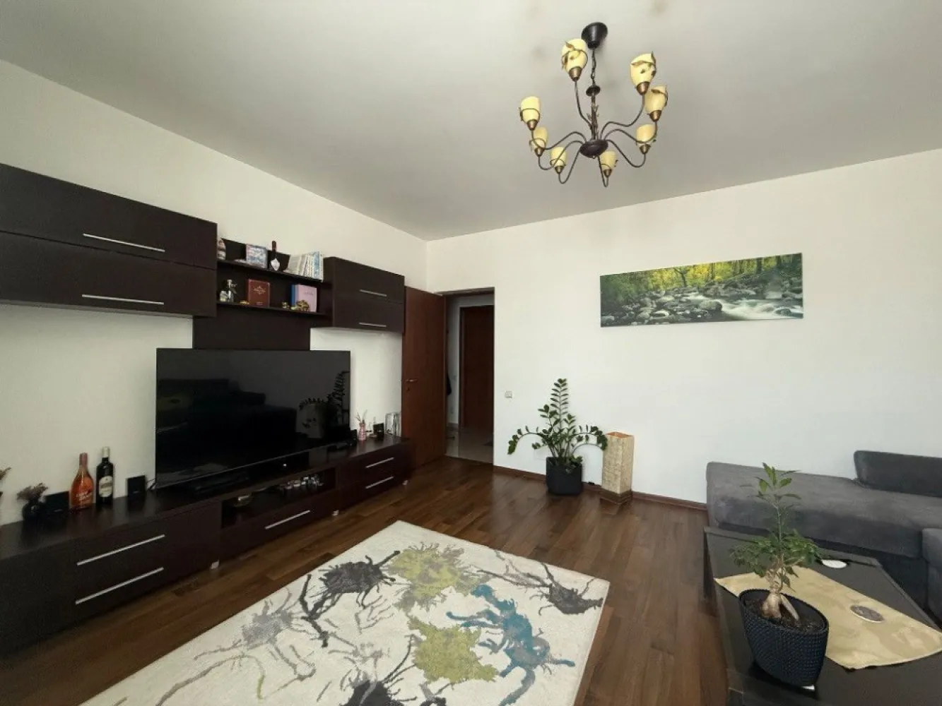 Ag BRASADAS vinde ap 2 cam et 2/3 Prelungirea Ghencea - Agenția BRASADAS vinde apartament cu 2 camere, complet mobilat si utiliat. 
Apartamentul este situat la etajul 2 al unui bloc de 3 etaje, finalizat in anul 2012. 
Apartamentul se preda exact ca in poze si are in dotare : 
- Loc de parcare 
- Centrala proprie
- Aer conditionat
- Frigider marca Teka
- Cuptor electric si plita inductie marca Teka
- Masina de spalat vase Teka
- Hota inox Teka
- Masina de spalat rufe Samsung
- Televizor si sistem audio Sony
- Mobilier living, coltar extensibil recent achizitionat
- Pat matrimonial si dressing
Situat la 5 min de statia STB, autobuz : 122,222,425,422,423.
Apartamentul este o alegere perfecta pentru cei care doresc un loc de liniste si aer curat.
Pentru mai multe oferte accesați www.brasadas.com.