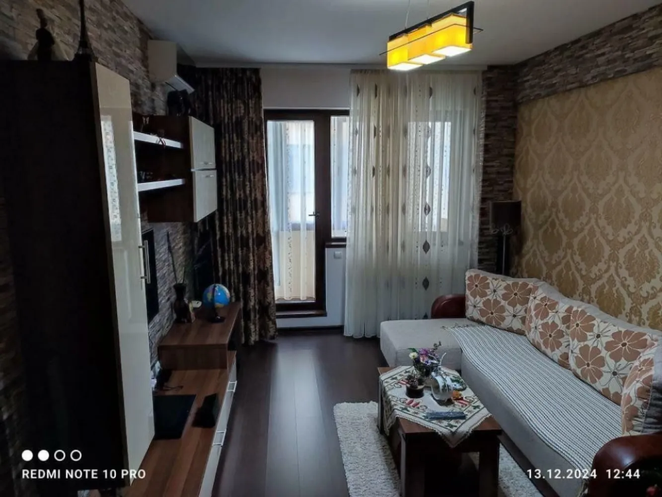 Ag BRASADAS vinde ap 2 cam Confort Urban Rahova. - Agenția BRASADAS vinde apartament cu 2 camere DECOMANDAT, Confort Urban Rahova , 54 mp. la etajul 1, cu doua balcoane închise, centrala termica proprie, aer condiţionat, Smart wifi, tapet decorativ.
Apartamentul se vinde mobilat şi utilat.
In apropiere sunt scoli, grădiniţe, hipermarketuri.
Staţia de autobuz 117 este vis a vis de bloc.
Pentru mai multe oferte accesați www.brasadas.com.