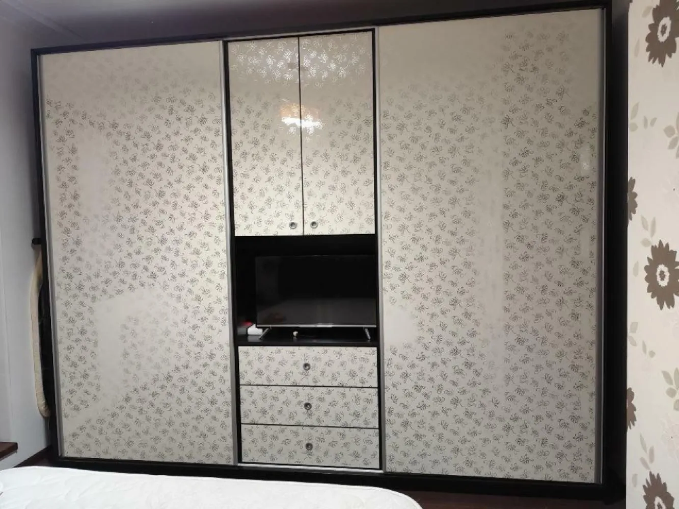 Ag BRASADAS vinde ap 2 cam Confort Urban Rahova. - Agenția BRASADAS vinde apartament cu 2 camere DECOMANDAT, Confort Urban Rahova , 54 mp. la etajul 1, cu doua balcoane închise, centrala termica proprie, aer condiţionat, Smart wifi, tapet decorativ.
Apartamentul se vinde mobilat şi utilat.
In apropiere sunt scoli, grădiniţe, hipermarketuri.
Staţia de autobuz 117 este vis a vis de bloc.
Pentru mai multe oferte accesați www.brasadas.com.
