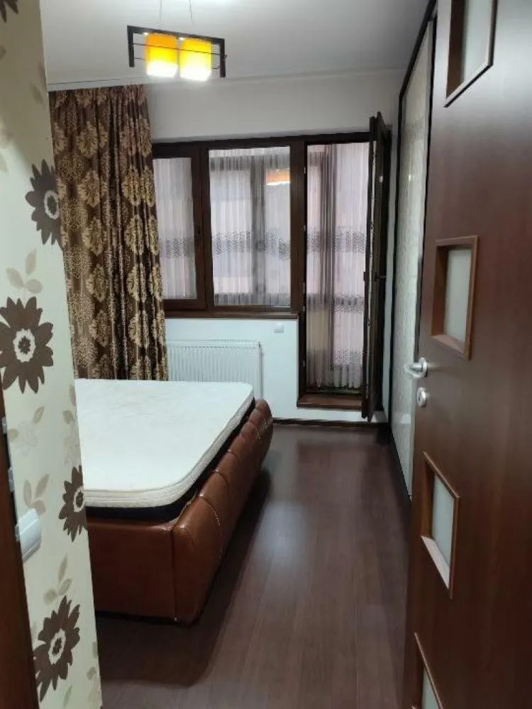 Ag BRASADAS vinde ap 2 cam Confort Urban Rahova. - Agenția BRASADAS vinde apartament cu 2 camere DECOMANDAT, Confort Urban Rahova , 54 mp. la etajul 1, cu doua balcoane închise, centrala termica proprie, aer condiţionat, Smart wifi, tapet decorativ.
Apartamentul se vinde mobilat şi utilat.
In apropiere sunt scoli, grădiniţe, hipermarketuri.
Staţia de autobuz 117 este vis a vis de bloc.
Pentru mai multe oferte accesați www.brasadas.com.