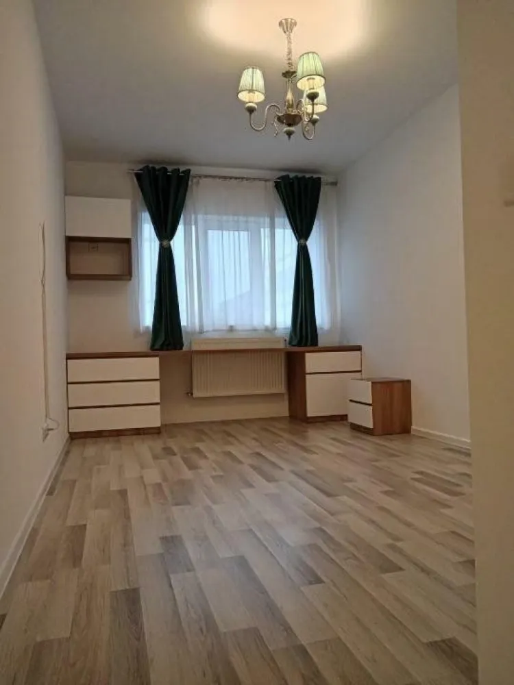 Ag BRASADAS vinde ap 2 cam MOBILAT cu PARCARE Berceni. - Agenția BRASADAS vinde apartament cu doua camere, luminos şi spaţios în care te poţi muta imediat.
Suprafaţa utilă: 46,26 mp + balcon în suprafaţă de 3,50 m.p rezultând o suprafaţă totală de 49,76 mp.
În preţ este inclus şi un loc de parcare suprateran situat la întrarea in bloc de 11 mp. 
Apartamentul are în vigoare poliţă PAD şi asigurare facultativă.

Mobila este la comandă din material MDF PREMIUM şi balamale cu lezenă şi amortizare. Mobila bucătăriei are glisiere tandem, coş joly de 200, picurător la chiuvetă pentru detergentul de vase.

Electrocasnice: Combină frigorifică Samsung RB33N340NSA, Cuptor Arctic AROIM25603X , Plită Arctic ARNGW64127SB, Maşină de spălat rufe Electrolux EW7F348SI, Hota cu două motoare Bosch DFS067A50.

La bucătărie există jaluzele opace tip rulou, gri.

Mobila dormitorului este din MDF AGT, are amortizoare pentru balamale şi sistem de glisare hafele.

Atât la bucătărie cât şi la dormitor există plase de tănţari tip rulou.

Balconul este închis cu termopane glisante şi geamuri fumurii pentru a proteja apartamentul de soarele dimineţii. Tot pe balcon există spaţiu pentru depozitare închis cu uşă glisantă.

Apartamentul se află în incinta Ansamblului Rezideţial Sun Park Berceni,

Blocul are interfon, lift şi camere de supraveghere atăt în exterior căt şi la fiecare etaj. Blocul este construit din cărămidă Porotherm şi izolat termic , atât exterior cât şi interior.

Apartamentul are centrală termică.

Imobilul este în apropierea Parcului Tudor Arghezi.

Pe stradă există o grădiniţă, numeroase supermarketuri, cofetărie, saloane,cabinete medicale şi Biserica Sf. Brâncoveni.

Există acces rapid la transportul public: autobuz 241, metrou Apărătorii Patriei la 2,9 km si metrou Constantin Brâncoveanu la 5,7 km.

Mallul Grand Arena,Primăria Sectorului 4, Lidl, Kaufland , Metro şi Jumbo sunt aproape de complex.

Pentru mai multe oferte accesați www.brasadas.com.