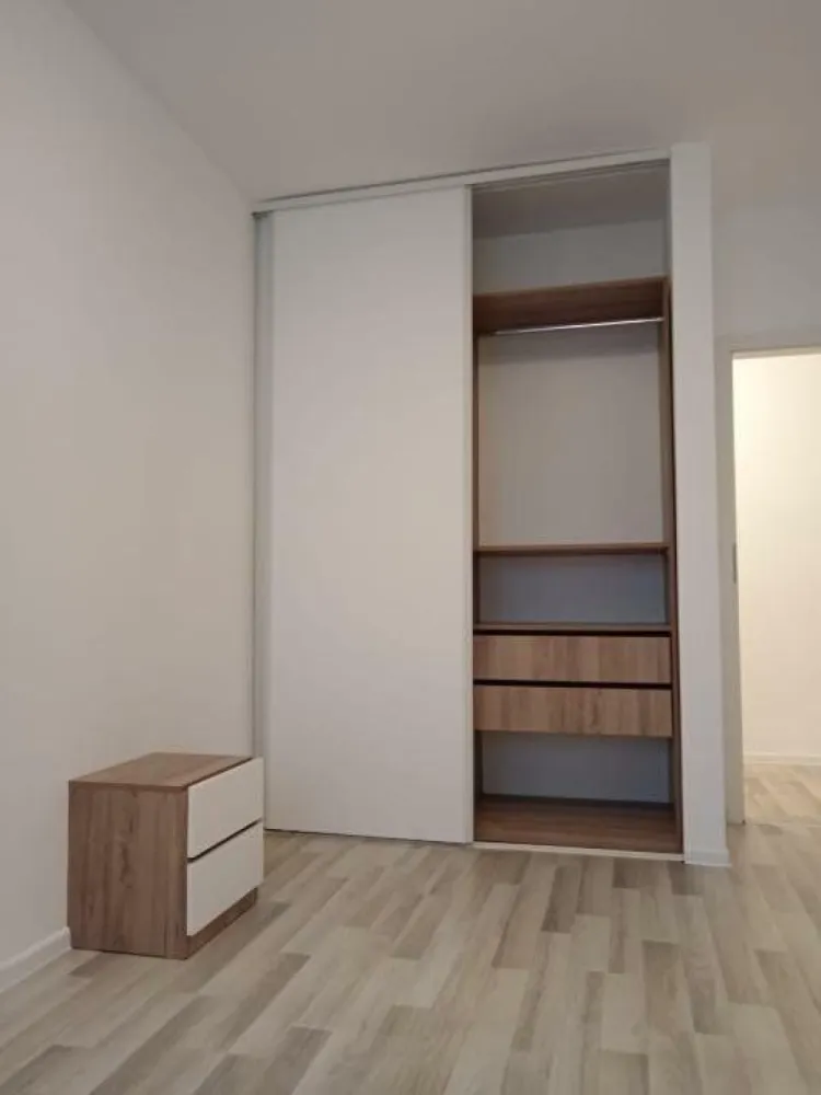 Ag BRASADAS vinde ap 2 cam MOBILAT cu PARCARE Berceni. - Agenția BRASADAS vinde apartament cu doua camere, luminos şi spaţios în care te poţi muta imediat.
Suprafaţa utilă: 46,26 mp + balcon în suprafaţă de 3,50 m.p rezultând o suprafaţă totală de 49,76 mp.
În preţ este inclus şi un loc de parcare suprateran situat la întrarea in bloc de 11 mp. 
Apartamentul are în vigoare poliţă PAD şi asigurare facultativă.

Mobila este la comandă din material MDF PREMIUM şi balamale cu lezenă şi amortizare. Mobila bucătăriei are glisiere tandem, coş joly de 200, picurător la chiuvetă pentru detergentul de vase.

Electrocasnice: Combină frigorifică Samsung RB33N340NSA, Cuptor Arctic AROIM25603X , Plită Arctic ARNGW64127SB, Maşină de spălat rufe Electrolux EW7F348SI, Hota cu două motoare Bosch DFS067A50.

La bucătărie există jaluzele opace tip rulou, gri.

Mobila dormitorului este din MDF AGT, are amortizoare pentru balamale şi sistem de glisare hafele.

Atât la bucătărie cât şi la dormitor există plase de tănţari tip rulou.

Balconul este închis cu termopane glisante şi geamuri fumurii pentru a proteja apartamentul de soarele dimineţii. Tot pe balcon există spaţiu pentru depozitare închis cu uşă glisantă.

Apartamentul se află în incinta Ansamblului Rezideţial Sun Park Berceni,

Blocul are interfon, lift şi camere de supraveghere atăt în exterior căt şi la fiecare etaj. Blocul este construit din cărămidă Porotherm şi izolat termic , atât exterior cât şi interior.

Apartamentul are centrală termică.

Imobilul este în apropierea Parcului Tudor Arghezi.

Pe stradă există o grădiniţă, numeroase supermarketuri, cofetărie, saloane,cabinete medicale şi Biserica Sf. Brâncoveni.

Există acces rapid la transportul public: autobuz 241, metrou Apărătorii Patriei la 2,9 km si metrou Constantin Brâncoveanu la 5,7 km.

Mallul Grand Arena,Primăria Sectorului 4, Lidl, Kaufland , Metro şi Jumbo sunt aproape de complex.

Pentru mai multe oferte accesați www.brasadas.com.