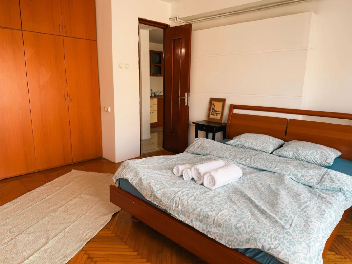 Apartament 2 camere de inchiriat Piata Romana | Spatios si luminos - **Apartament de închiriat – 2 camere, balcon, vedere superbă – Piața Romană** 

Se oferă spre închiriere un apartament spațios și luminos, situat într-o zonă ultracentrală, în apropiere de Piața Romană. Cu o suprafață generoasă, acest apartament decomandat dispune de 2 camere luminoase, un balcon cu vedere panoramică, bucătărie complet utilată și baie modernă. 

 **Suprafață:** Spațios, ideal pentru locuit sau birou 
 **Luminozitate:** Ferestre mari, orientare excelentă 
**Balcon:** Perfect pentru relaxare, cu o priveliște frumoasă asupra orașului 
 **Localizare:** Acces rapid la metrou, restaurante, cafenele și centre comerciale 

Pet friendly
Se accepta regim hotelier

Apartamentul este complet mobilat și utilat, gata pentru mutare imediată. Contactează-ne pentru o vizionare!